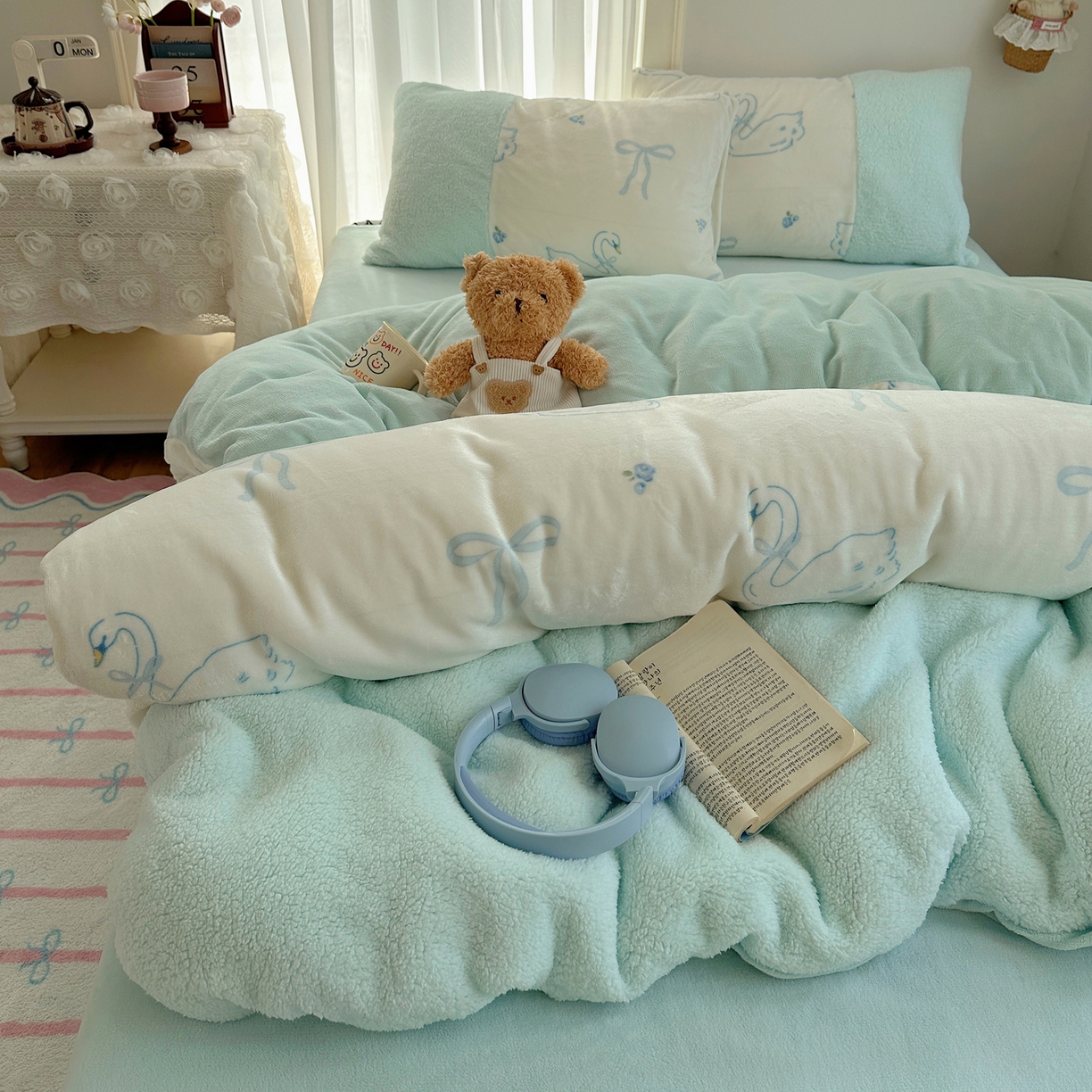 91家纺网 家纺一手货源 找家纺 顾里家纺 2025新款ins韩风甜感羊羔拼接牛奶绒少女系四件套 天鹅蝴蝶结