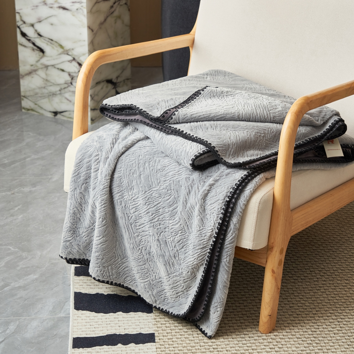 91家纺网 家纺一手货源 找家纺 寐绸家纺 2025新款230g牛奶绒肌理感雕花毛毯 肌理毛毯-浅灰