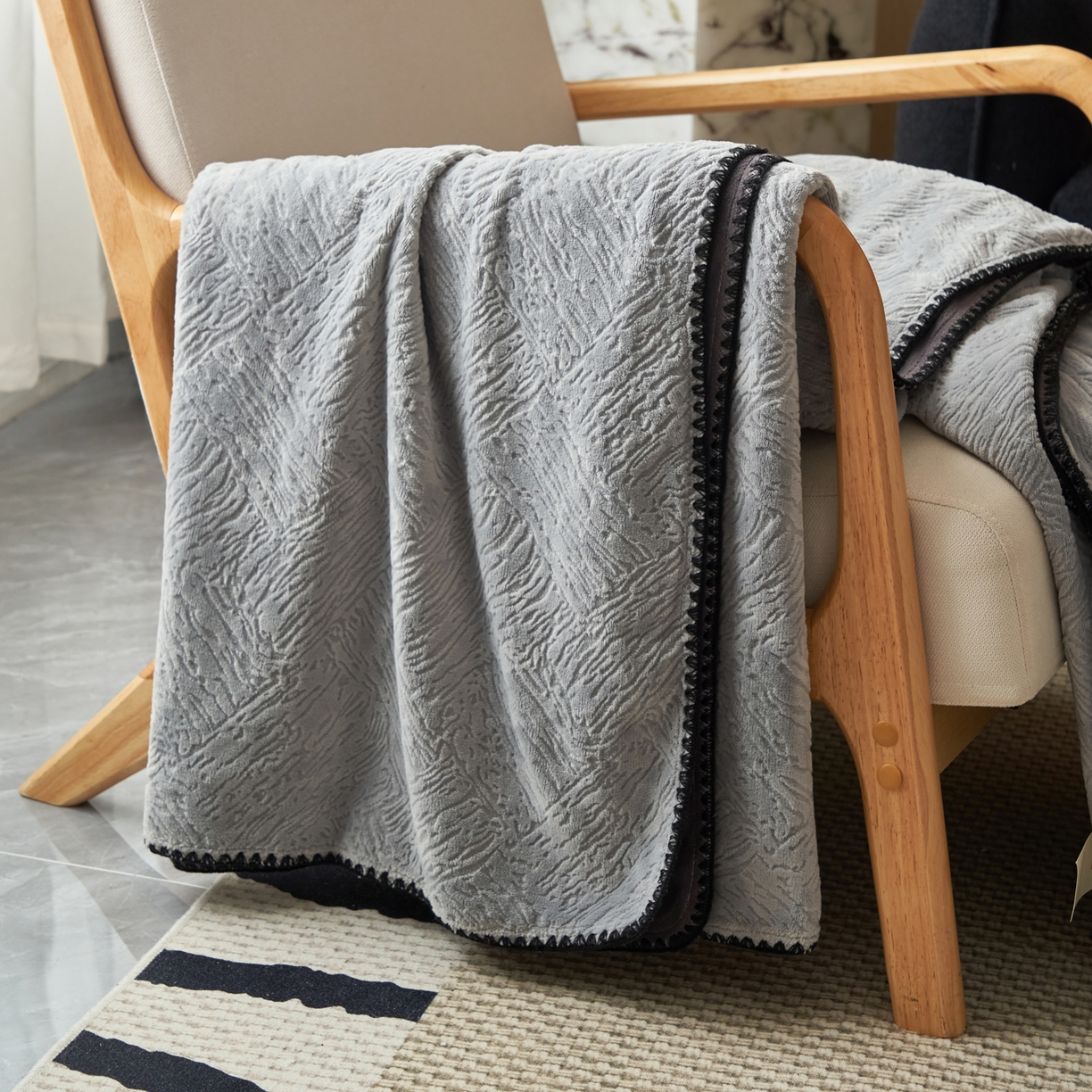 91家纺网 家纺一手货源 找家纺 寐绸家纺 2025新款230g牛奶绒肌理感雕花毛毯 肌理毛毯-浅灰