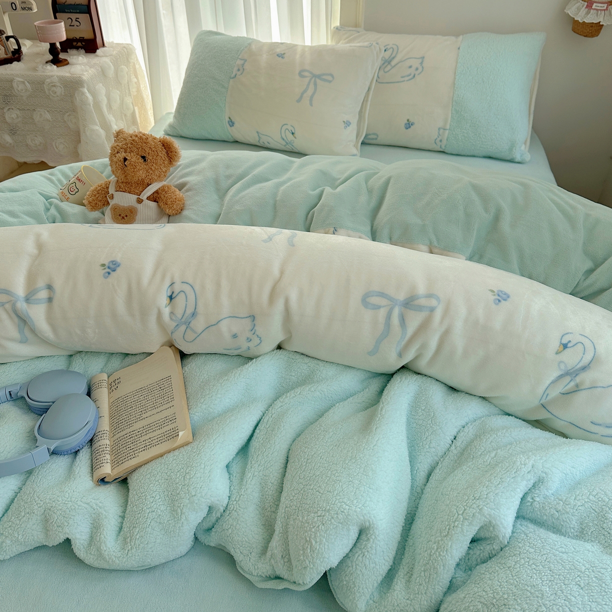 91家纺网 家纺一手货源 找家纺 顾里家纺 2025新款ins韩风甜感羊羔拼接牛奶绒少女系四件套 天鹅蝴蝶结