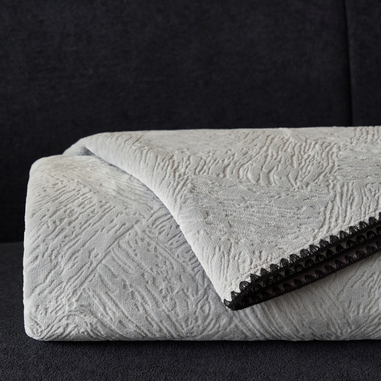 91家纺网 家纺一手货源 找家纺 寐绸家纺 2025新款230g牛奶绒肌理感雕花毛毯 肌理毛毯-浅灰
