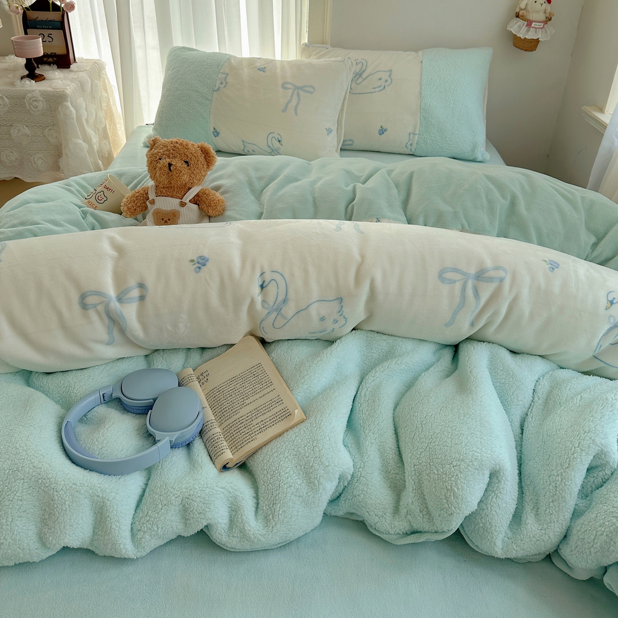 91家纺网 家纺一手货源 找家纺 顾里家纺 2025新款ins韩风甜感羊羔拼接牛奶绒少女系四件套 天鹅蝴蝶结