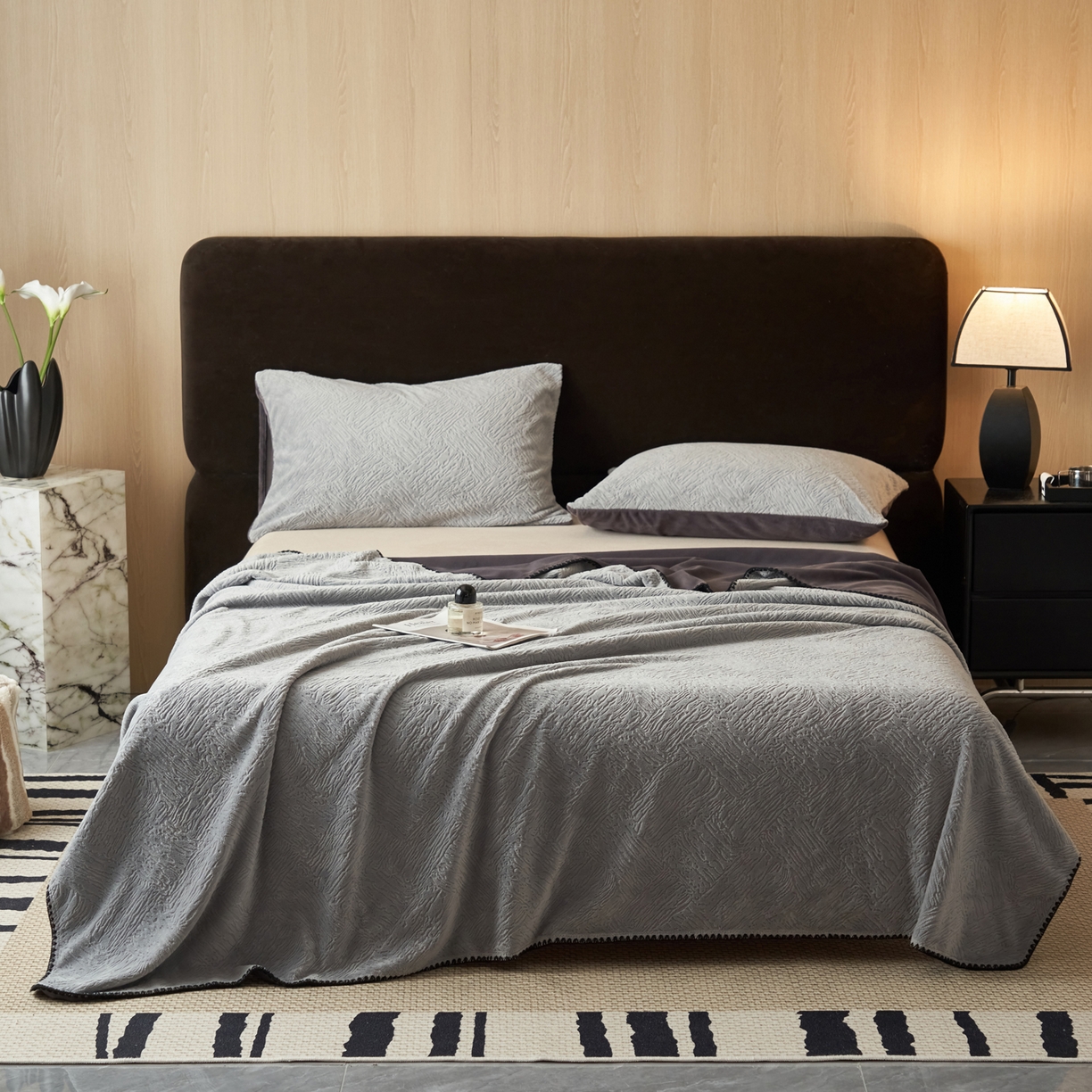 91家纺网 家纺一手货源 找家纺 寐绸家纺 2025新款230g牛奶绒肌理感雕花毛毯 肌理毛毯-浅灰