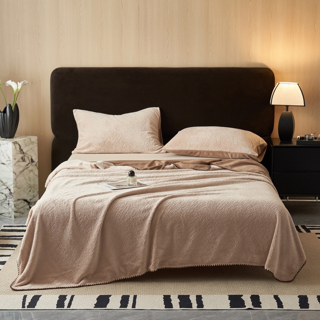 91家纺网 家纺一手货源 找家纺 寐绸家纺 2025新款230g牛奶绒肌理感雕花毛毯 肌理毛毯-浅驼