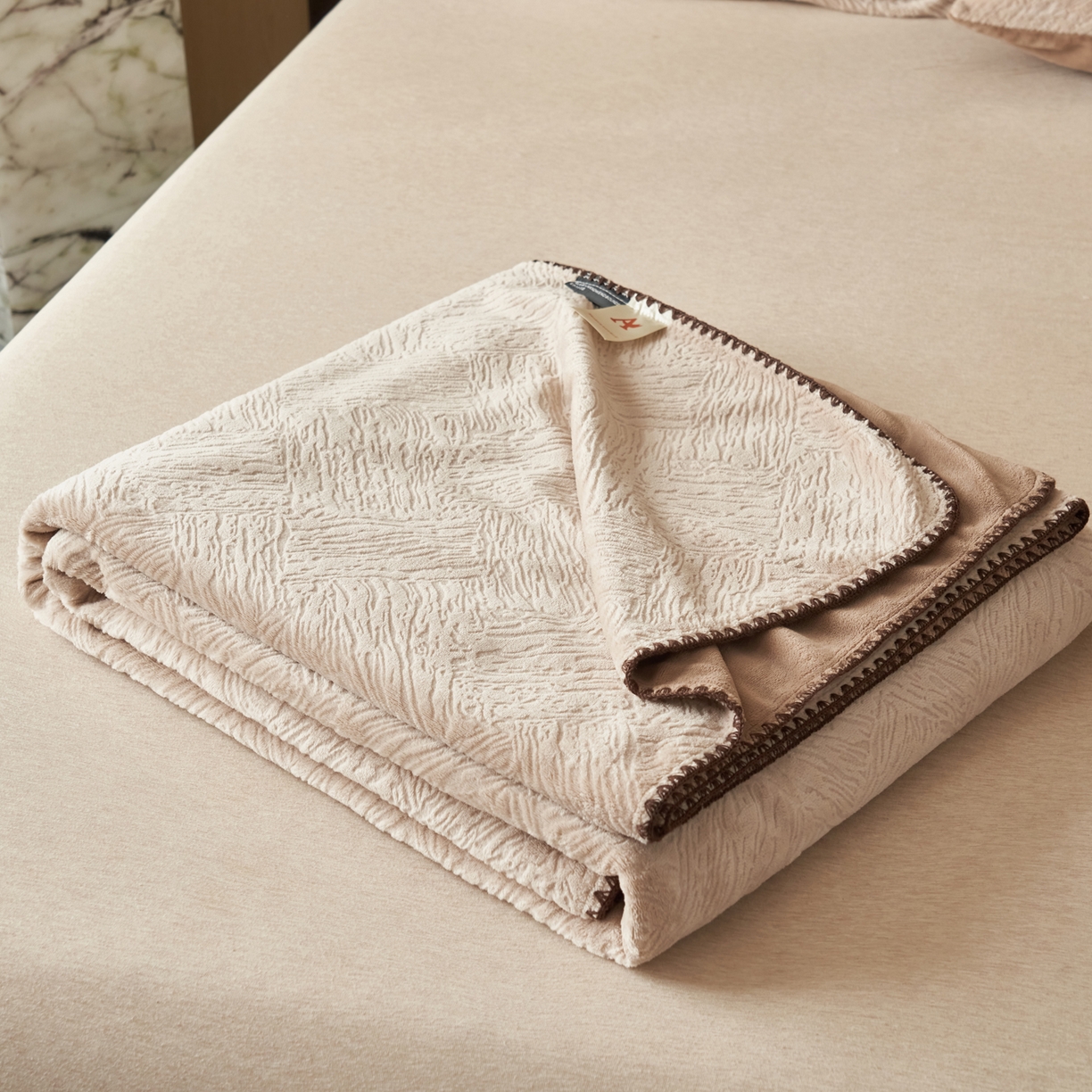 91家纺网 家纺一手货源 找家纺 寐绸家纺 2025新款230g牛奶绒肌理感雕花毛毯 肌理毛毯-浅驼