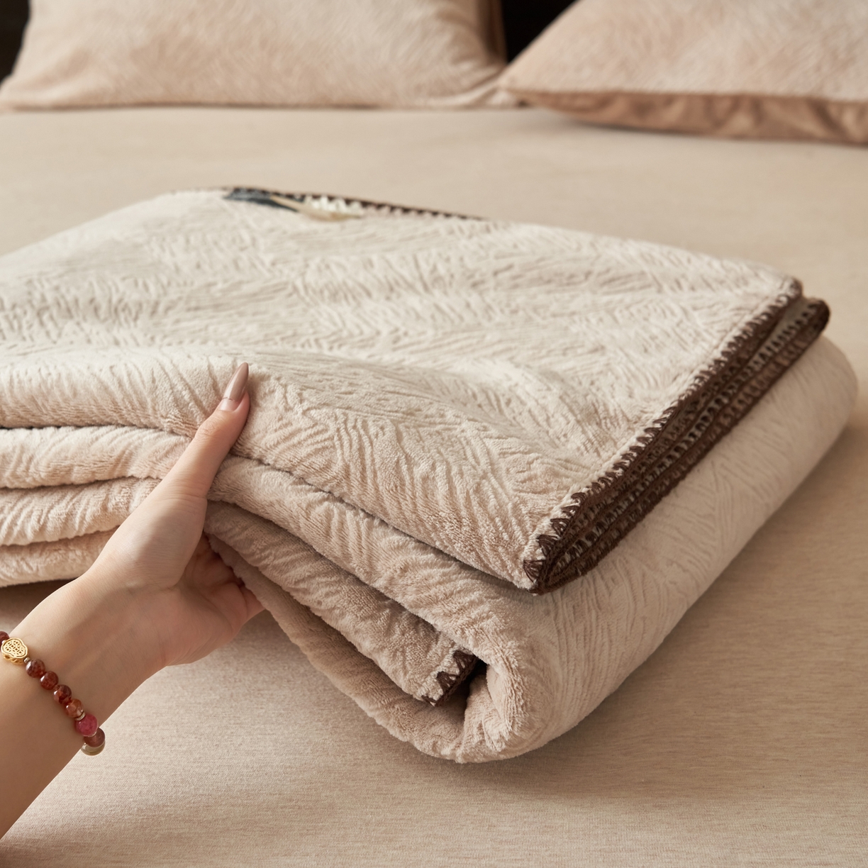 91家纺网 家纺一手货源 找家纺 寐绸家纺 2025新款230g牛奶绒肌理感雕花毛毯 肌理毛毯-浅驼