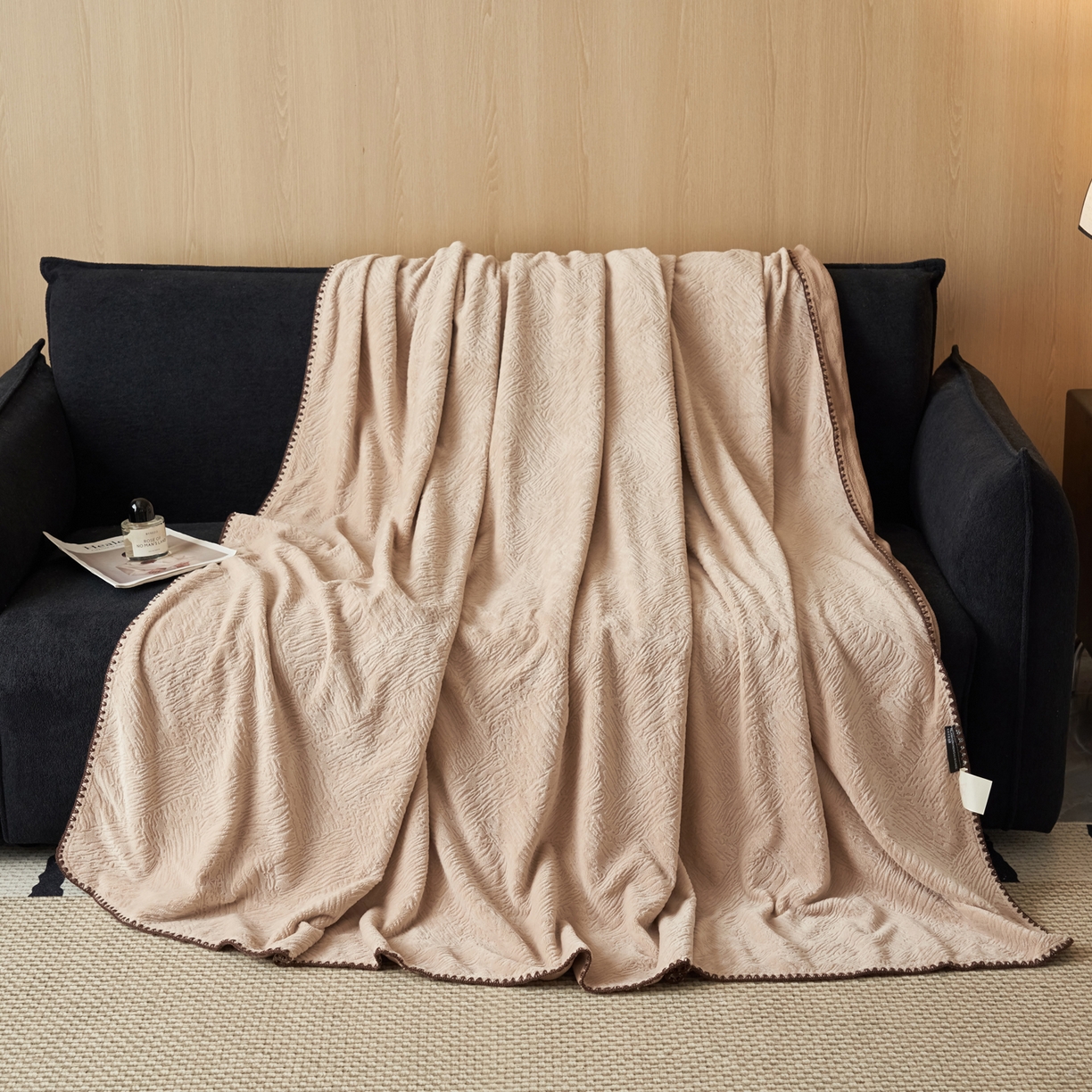 91家纺网 家纺一手货源 找家纺 寐绸家纺 2025新款230g牛奶绒肌理感雕花毛毯 肌理毛毯-浅驼