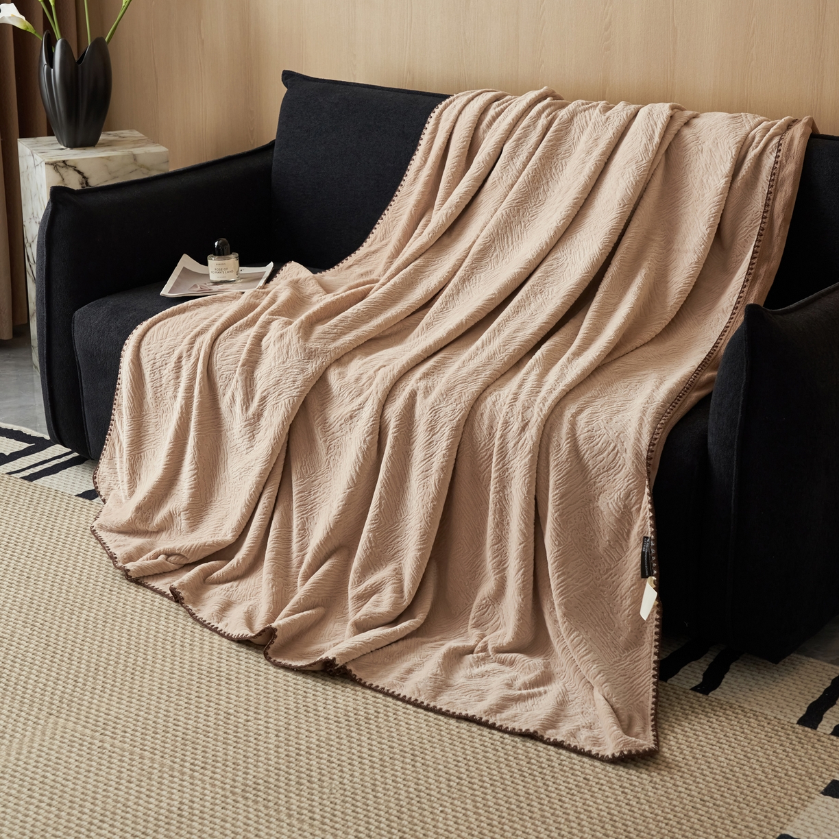 91家纺网 家纺一手货源 找家纺 寐绸家纺 2025新款230g牛奶绒肌理感雕花毛毯 肌理毛毯-浅驼