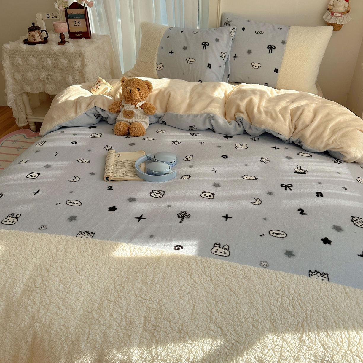 91家纺网 家纺一手货源 找家纺 顾里家纺 2025新款ins韩风甜感羊羔拼接牛奶绒少女系四件套 线条动物