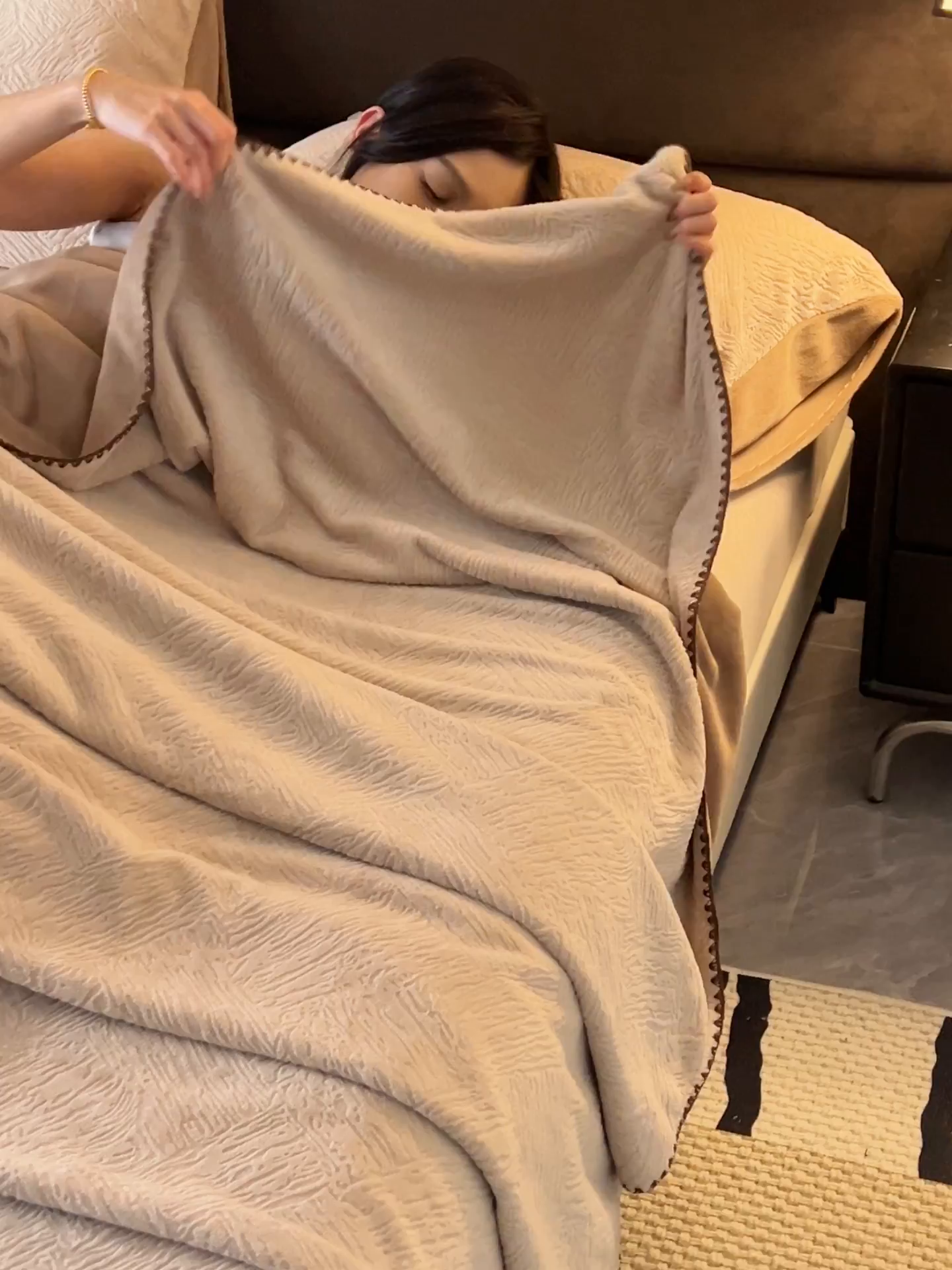 91家纺网 家纺一手货源 找家纺 寐绸家纺 2025新款230g牛奶绒肌理感雕花毛毯 肌理毛毯-浅驼