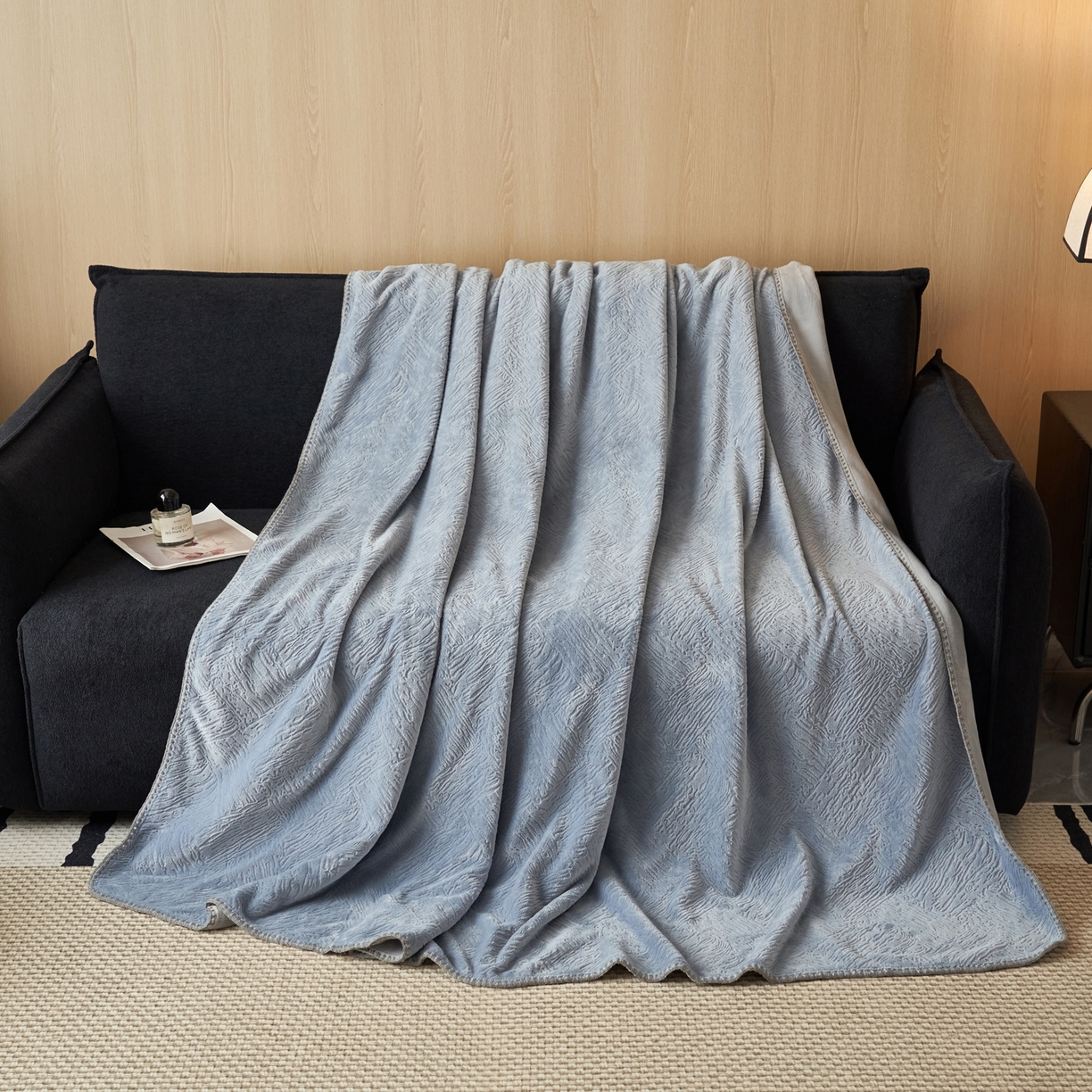 91家纺网 家纺一手货源 找家纺 寐绸家纺 2025新款230g牛奶绒肌理感雕花毛毯 肌理毛毯-雾蓝