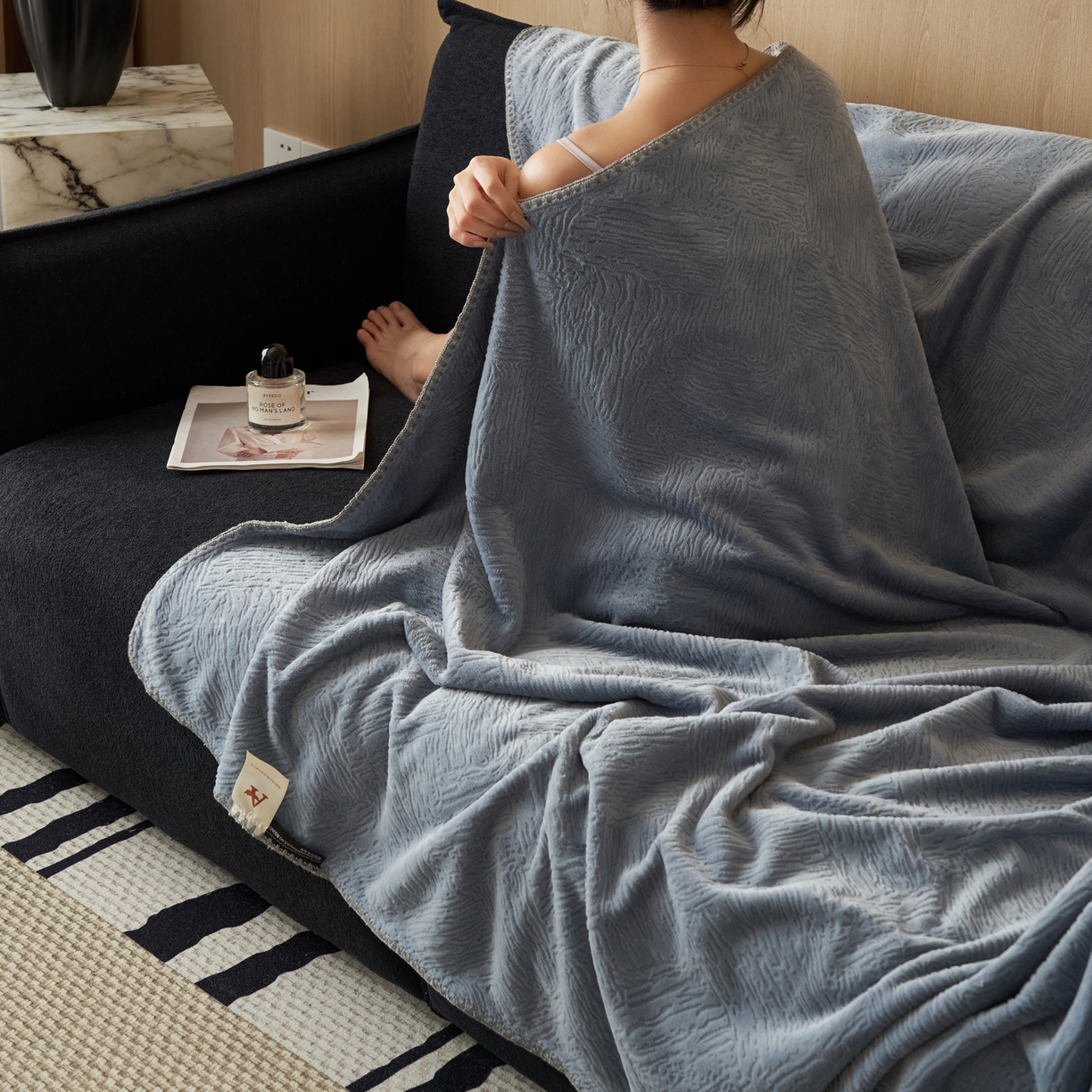 91家纺网 家纺一手货源 找家纺 寐绸家纺 2025新款230g牛奶绒肌理感雕花毛毯 肌理毛毯-雾蓝