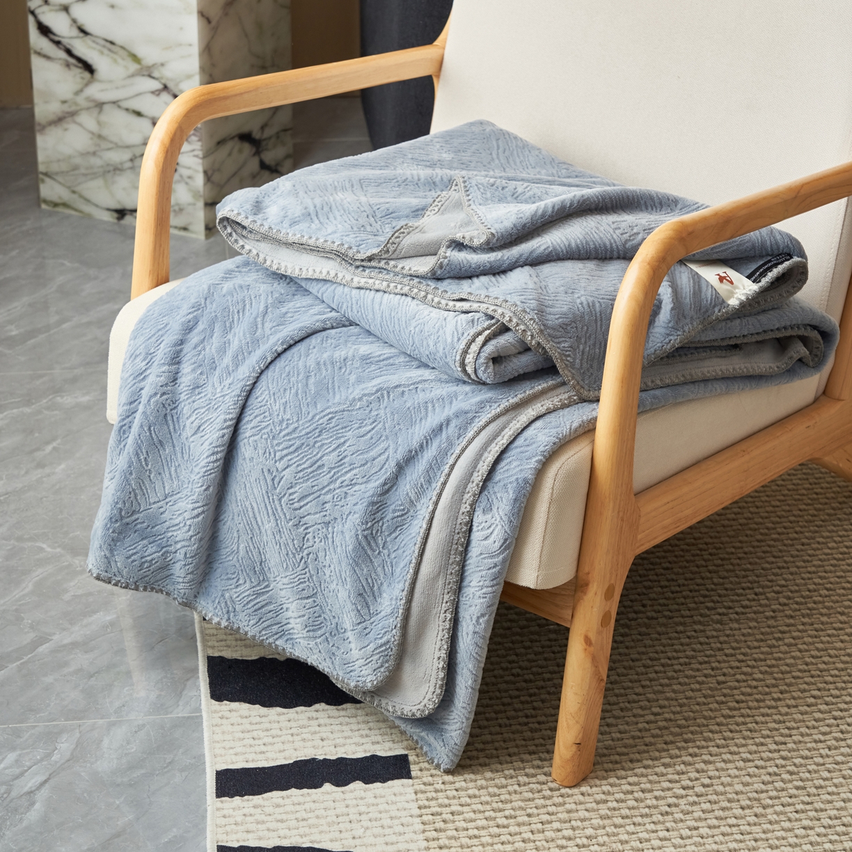 91家纺网 家纺一手货源 找家纺 寐绸家纺 2025新款230g牛奶绒肌理感雕花毛毯 肌理毛毯-雾蓝