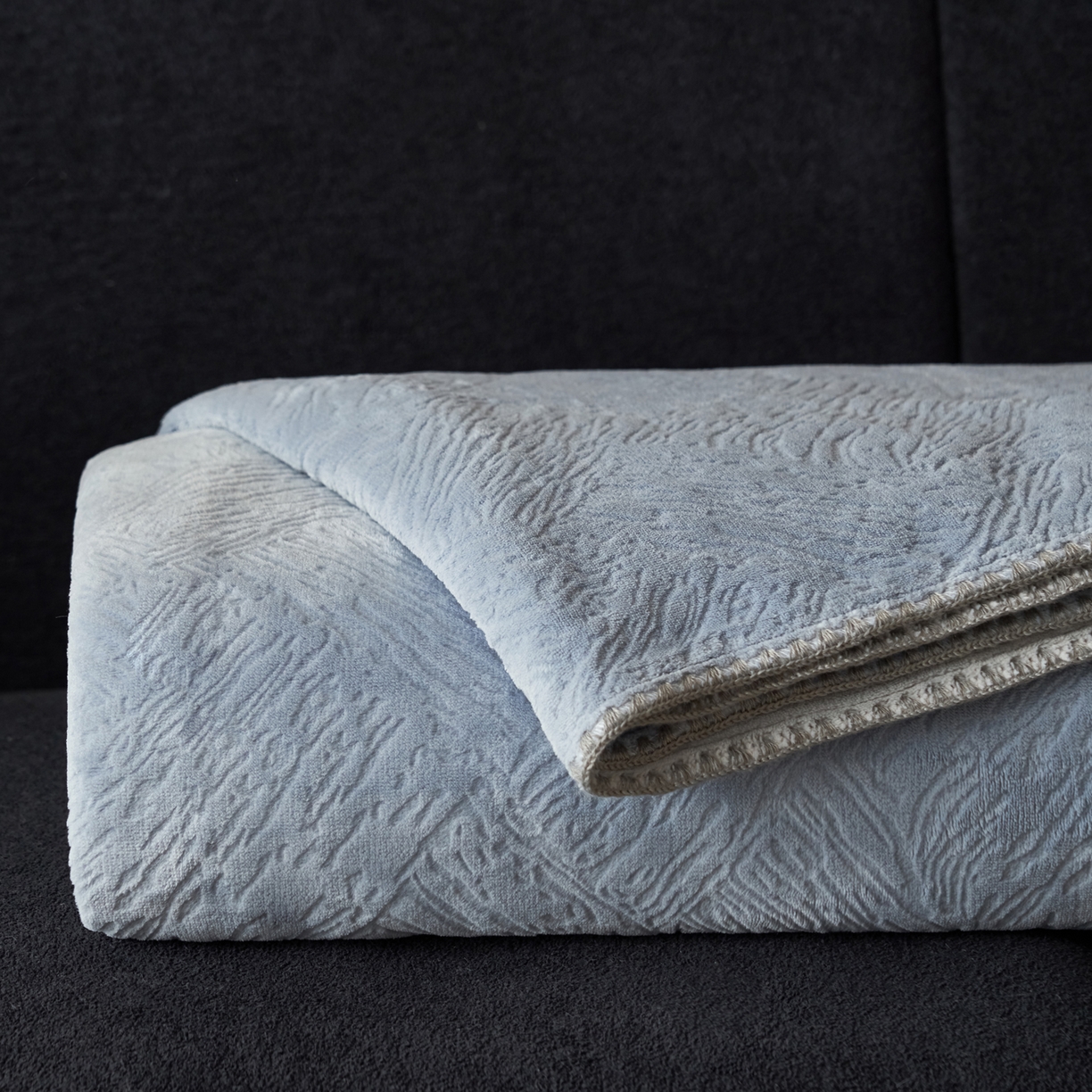 91家纺网 家纺一手货源 找家纺 寐绸家纺 2025新款230g牛奶绒肌理感雕花毛毯 肌理毛毯-雾蓝