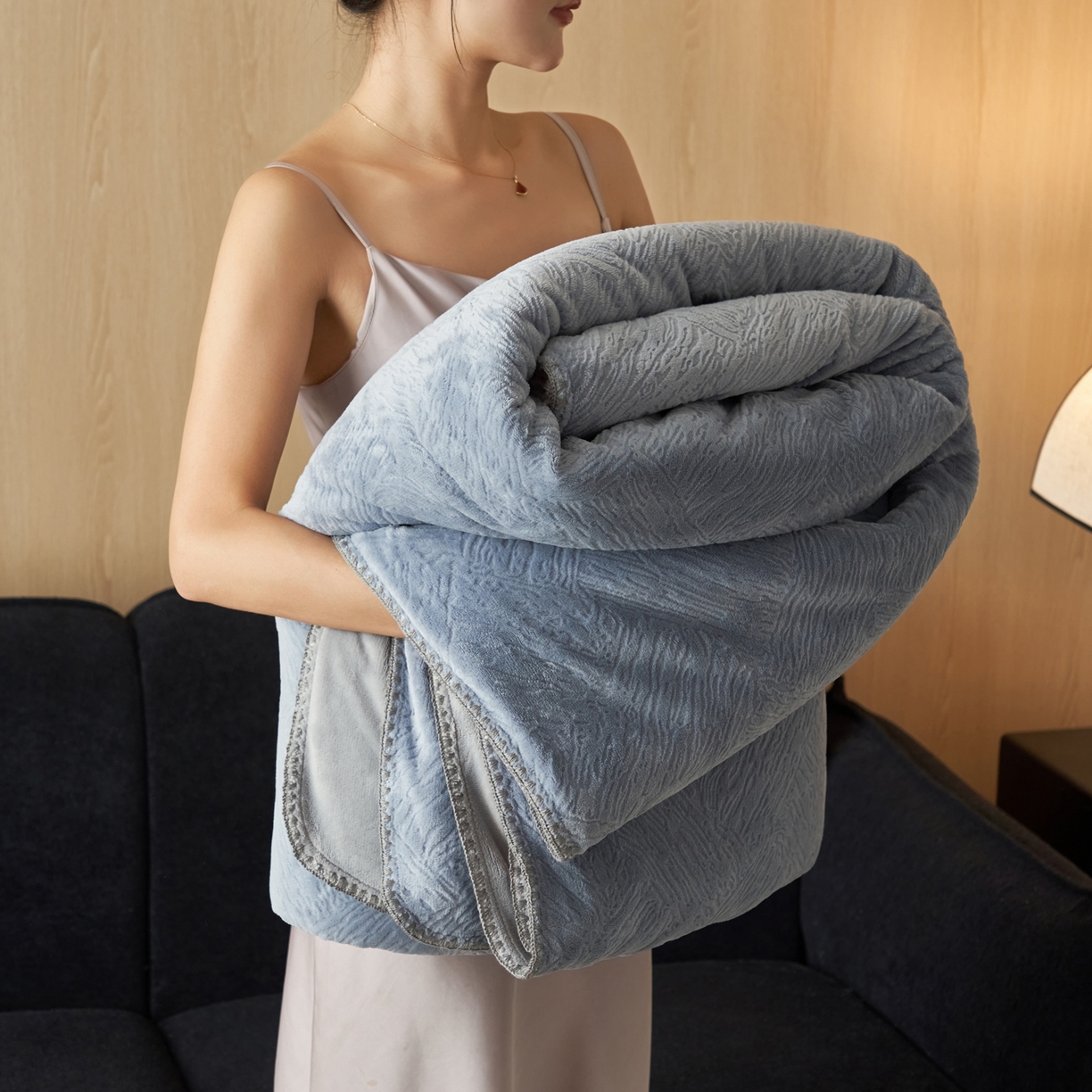 91家纺网 家纺一手货源 找家纺 寐绸家纺 2025新款230g牛奶绒肌理感雕花毛毯 肌理毛毯-雾蓝