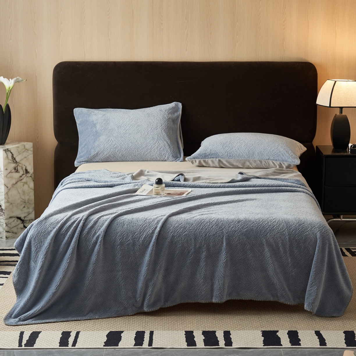 91家纺网 家纺一手货源 找家纺 寐绸家纺 2025新款230g牛奶绒肌理感雕花毛毯 肌理毛毯-雾蓝