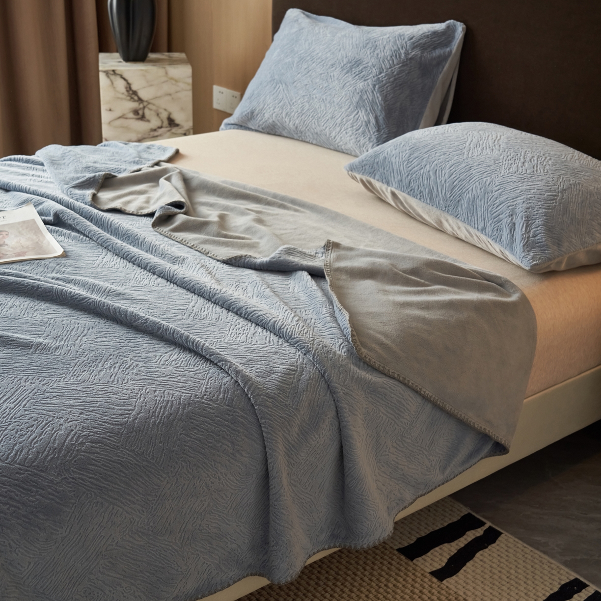 91家纺网 家纺一手货源 找家纺 寐绸家纺 2025新款230g牛奶绒肌理感雕花毛毯 肌理毛毯-雾蓝