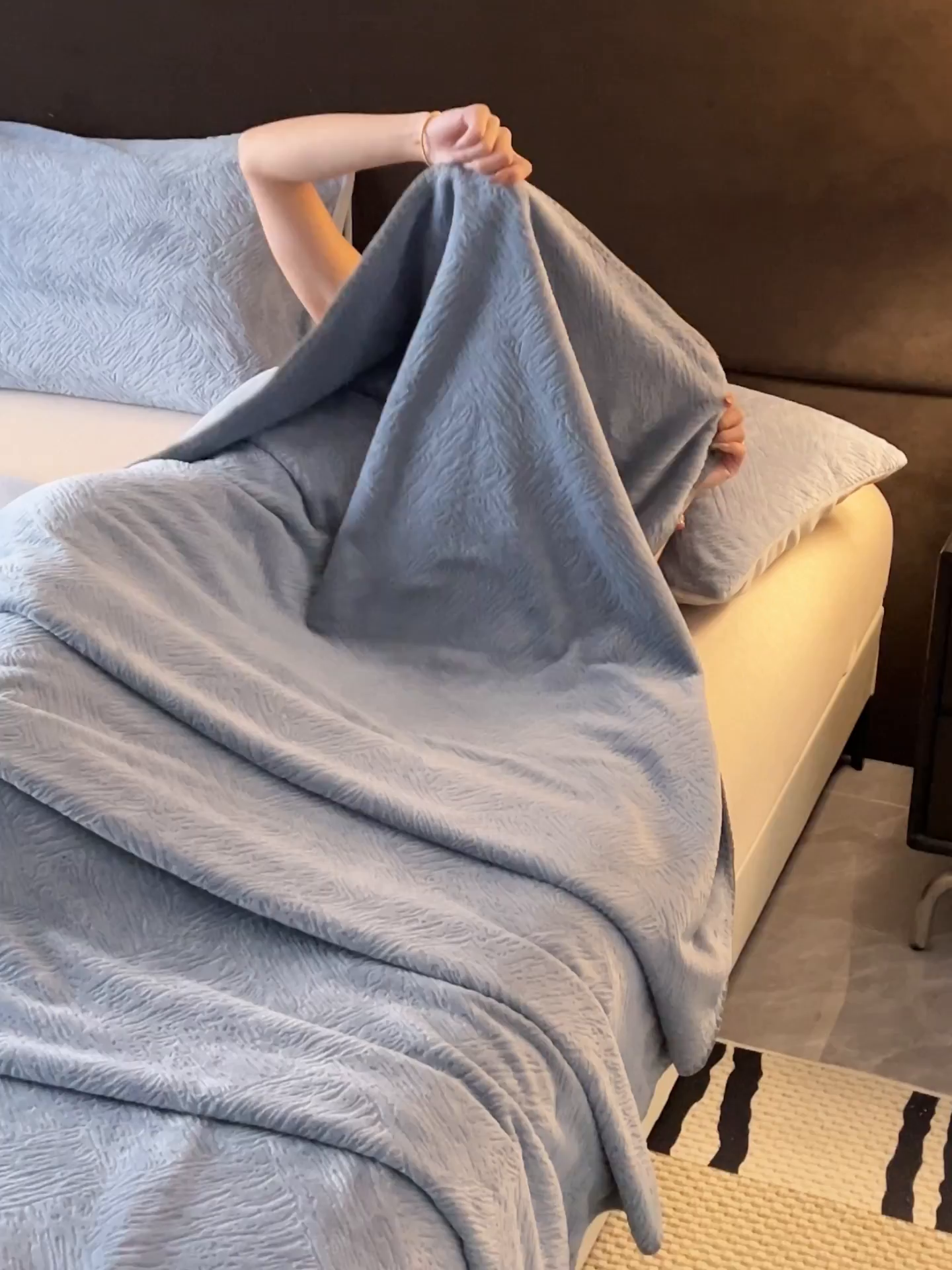 91家纺网 家纺一手货源 找家纺 寐绸家纺 2025新款230g牛奶绒肌理感雕花毛毯 肌理毛毯-雾蓝