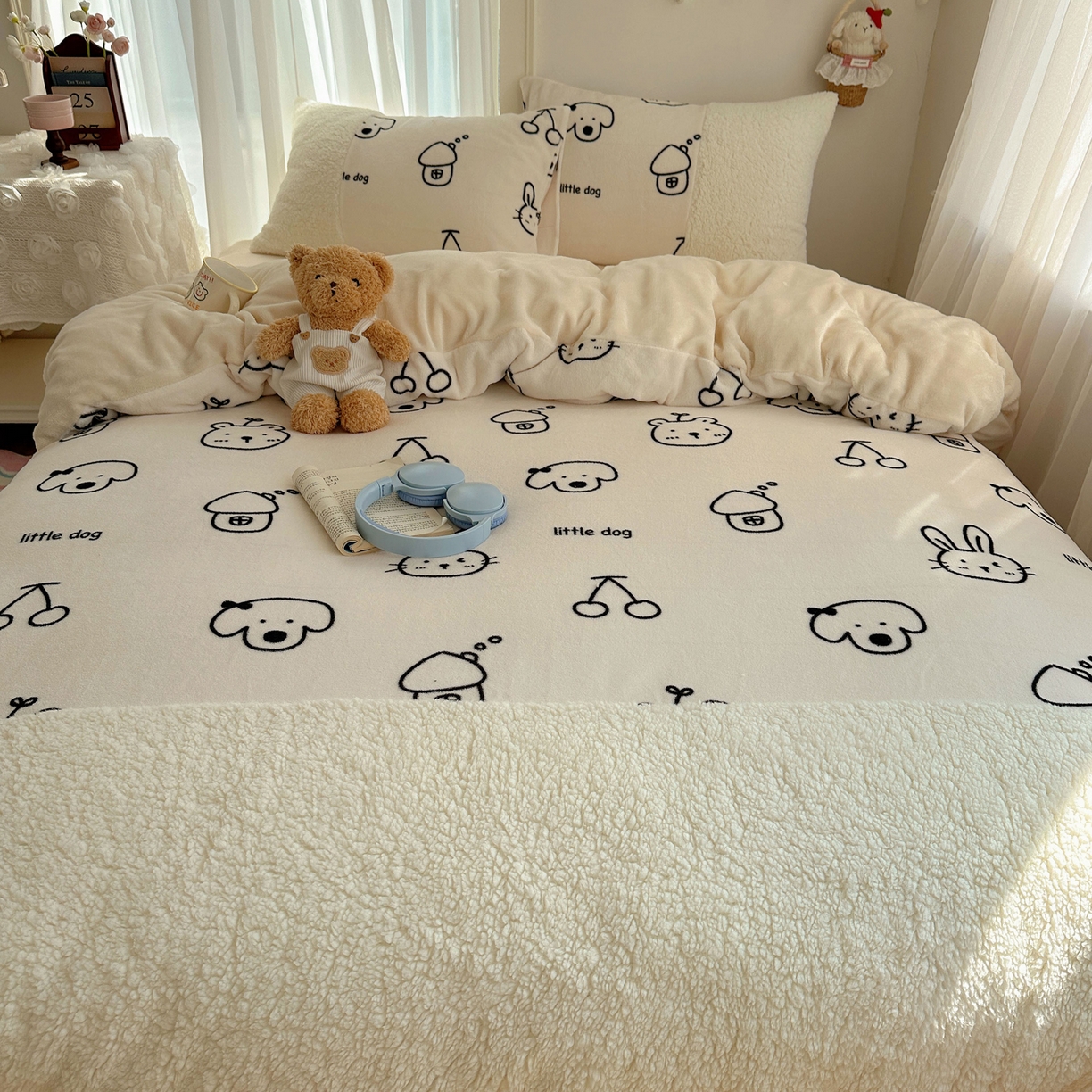 91家纺网 家纺一手货源 找家纺 顾里家纺 2025新款ins韩风甜感羊羔拼接牛奶绒少女系四件套 线条漫画