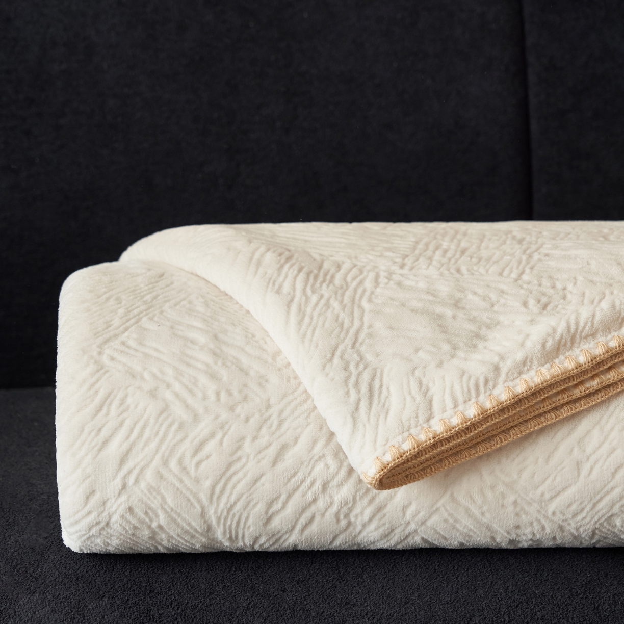 91家纺网 家纺一手货源 找家纺 寐绸家纺 2025新款230g牛奶绒肌理感雕花毛毯 肌理毛毯-雅白