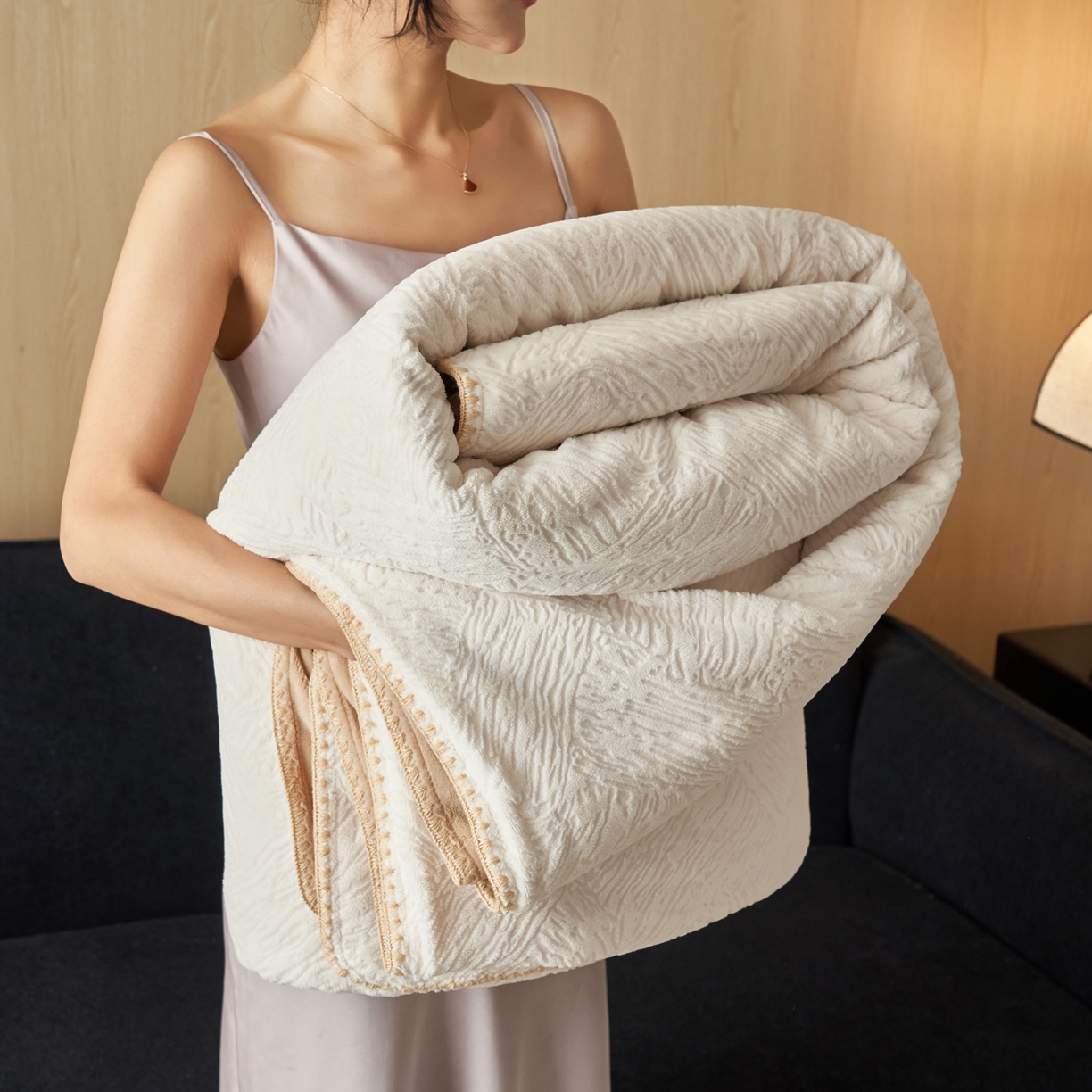 91家纺网 家纺一手货源 找家纺 寐绸家纺 2025新款230g牛奶绒肌理感雕花毛毯 肌理毛毯-雅白