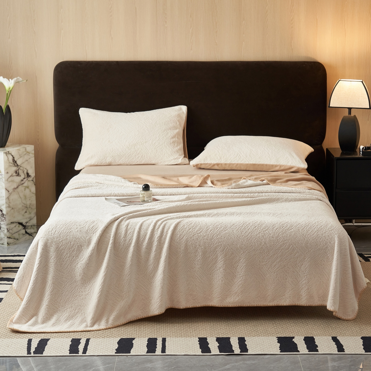 91家纺网 家纺一手货源 找家纺 寐绸家纺 2025新款230g牛奶绒肌理感雕花毛毯 肌理毛毯-雅白