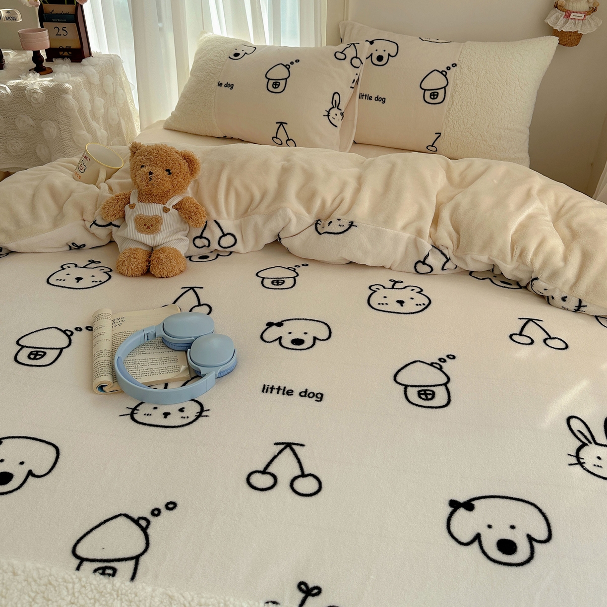 91家纺网 家纺一手货源 找家纺 顾里家纺 2025新款ins韩风甜感羊羔拼接牛奶绒少女系四件套 线条漫画