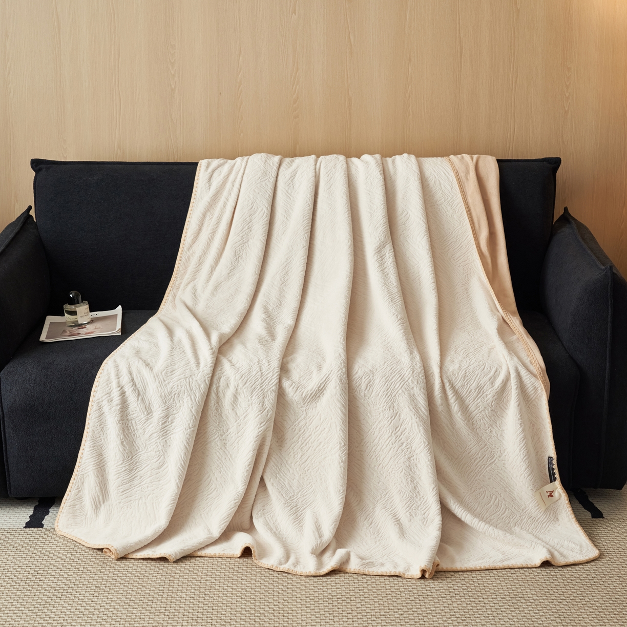 91家纺网 家纺一手货源 找家纺 寐绸家纺 2025新款230g牛奶绒肌理感雕花毛毯 肌理毛毯-雅白