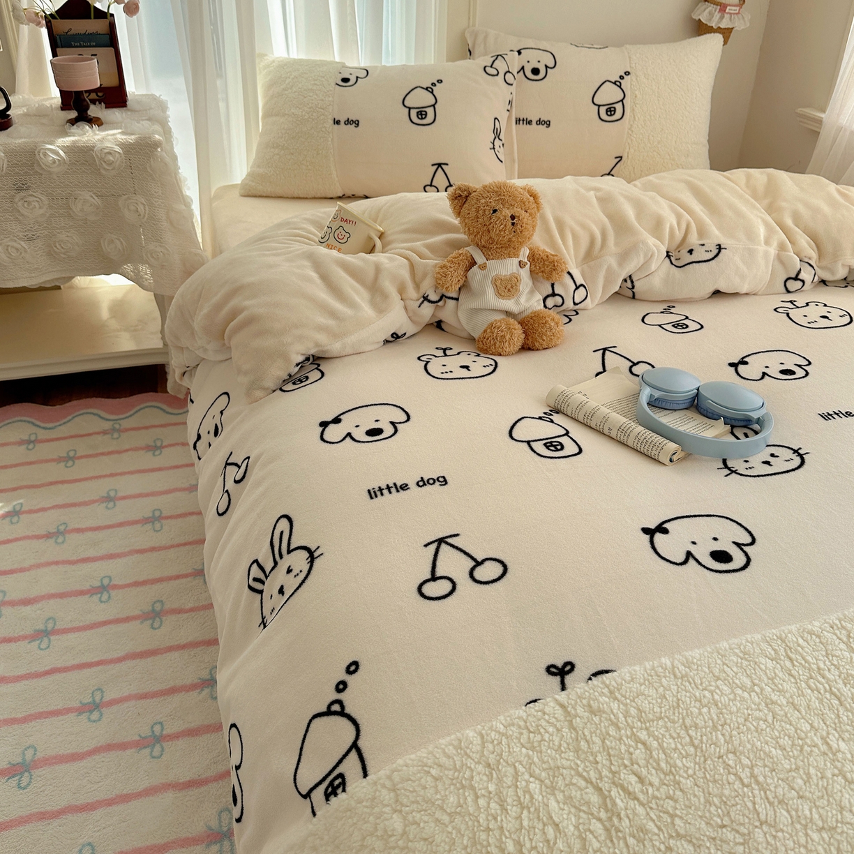 91家纺网 家纺一手货源 找家纺 顾里家纺 2025新款ins韩风甜感羊羔拼接牛奶绒少女系四件套 线条漫画