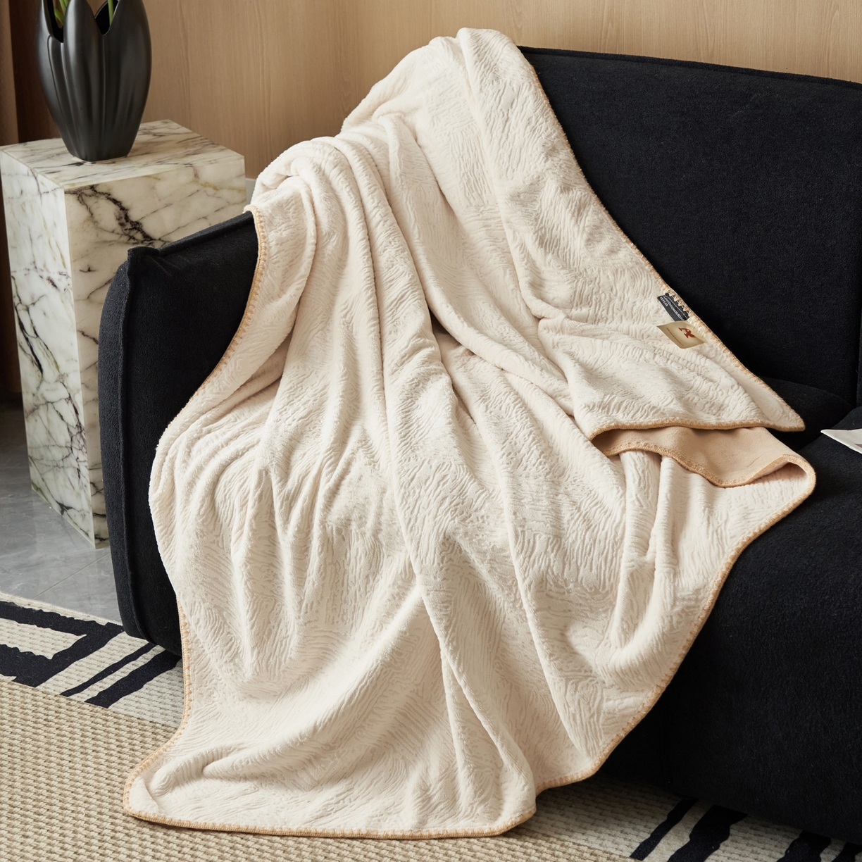 91家纺网 家纺一手货源 找家纺 寐绸家纺 2025新款230g牛奶绒肌理感雕花毛毯 肌理毛毯-雅白