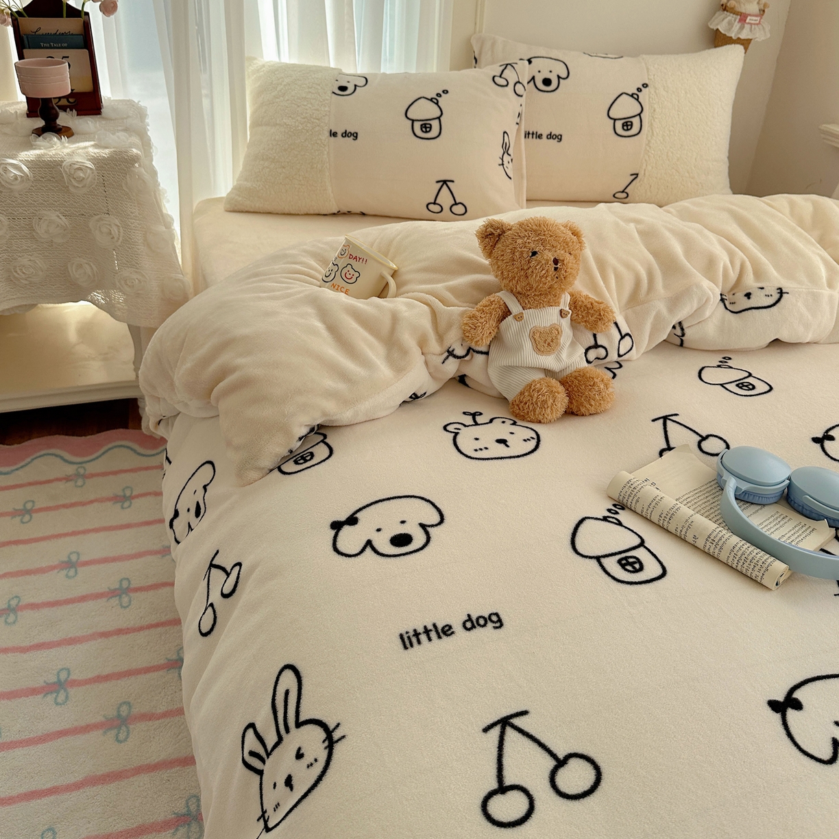 91家纺网 家纺一手货源 找家纺 顾里家纺 2025新款ins韩风甜感羊羔拼接牛奶绒少女系四件套 线条漫画