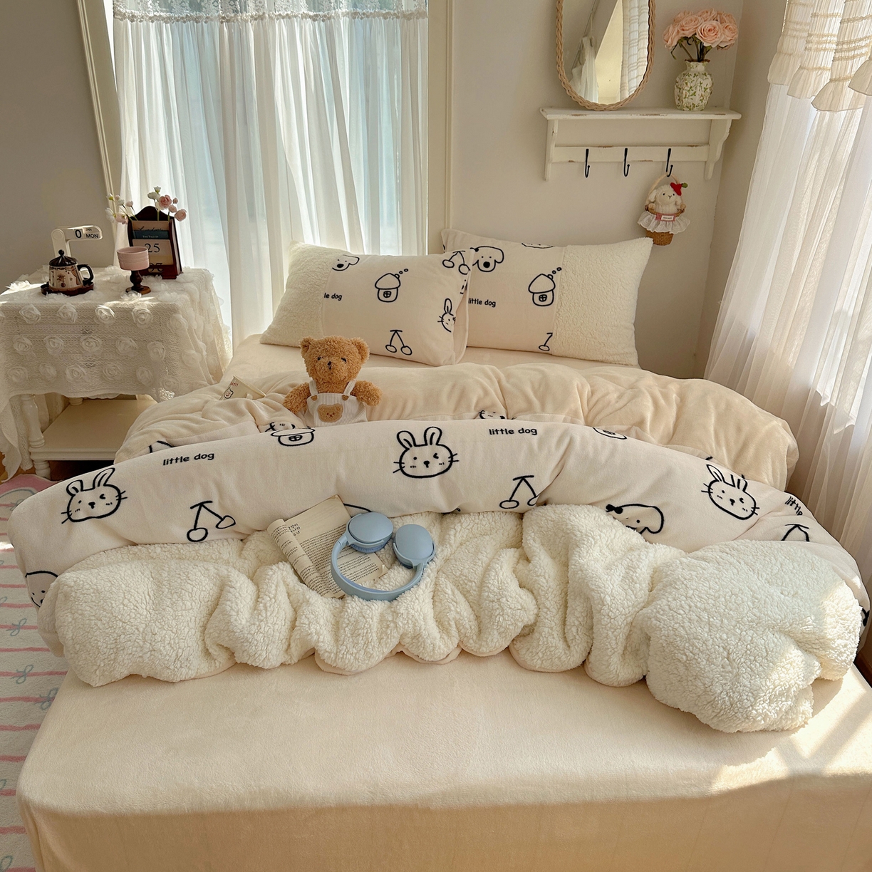 91家纺网 家纺一手货源 找家纺 顾里家纺 2025新款ins韩风甜感羊羔拼接牛奶绒少女系四件套 线条漫画