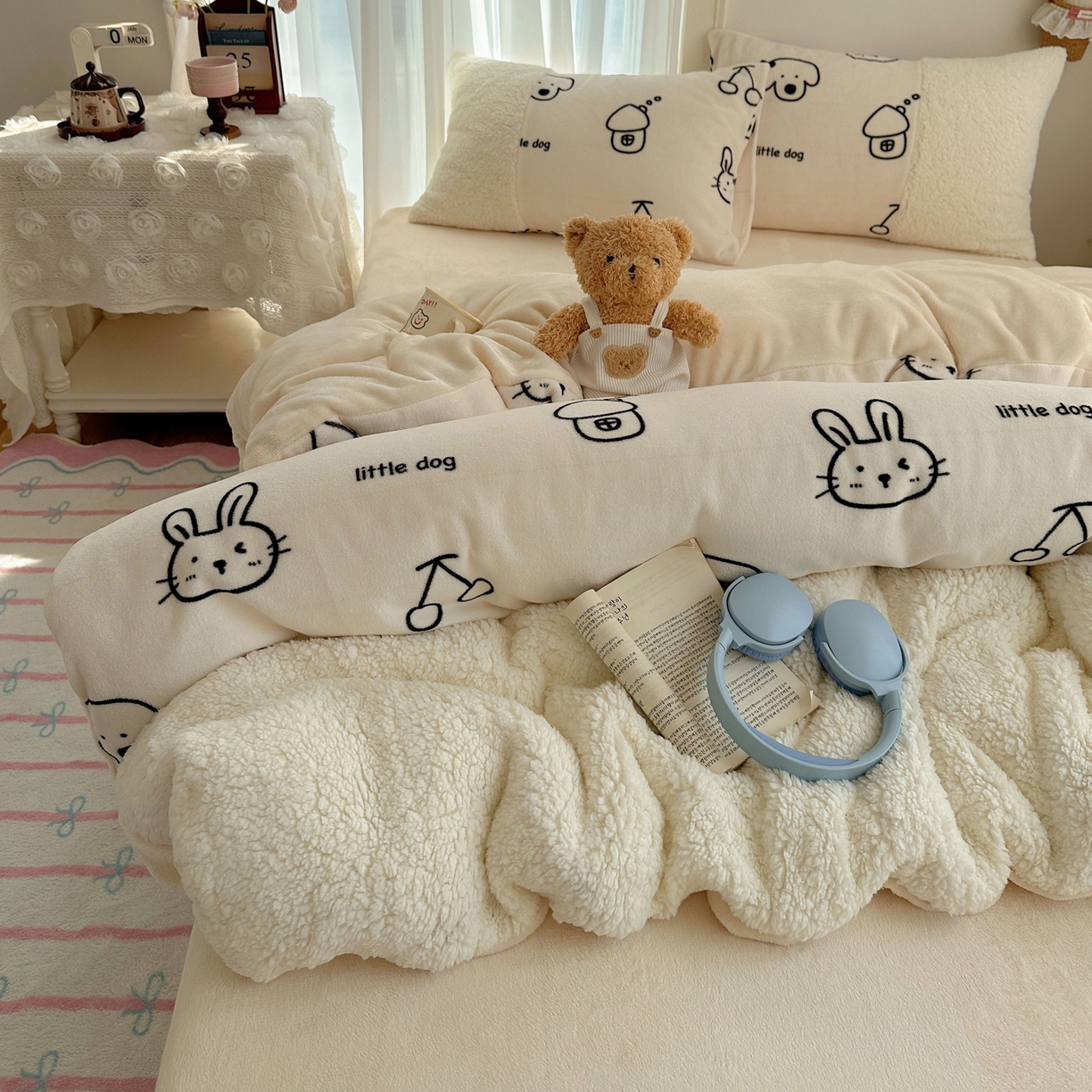 91家纺网 家纺一手货源 找家纺 顾里家纺 2025新款ins韩风甜感羊羔拼接牛奶绒少女系四件套 线条漫画