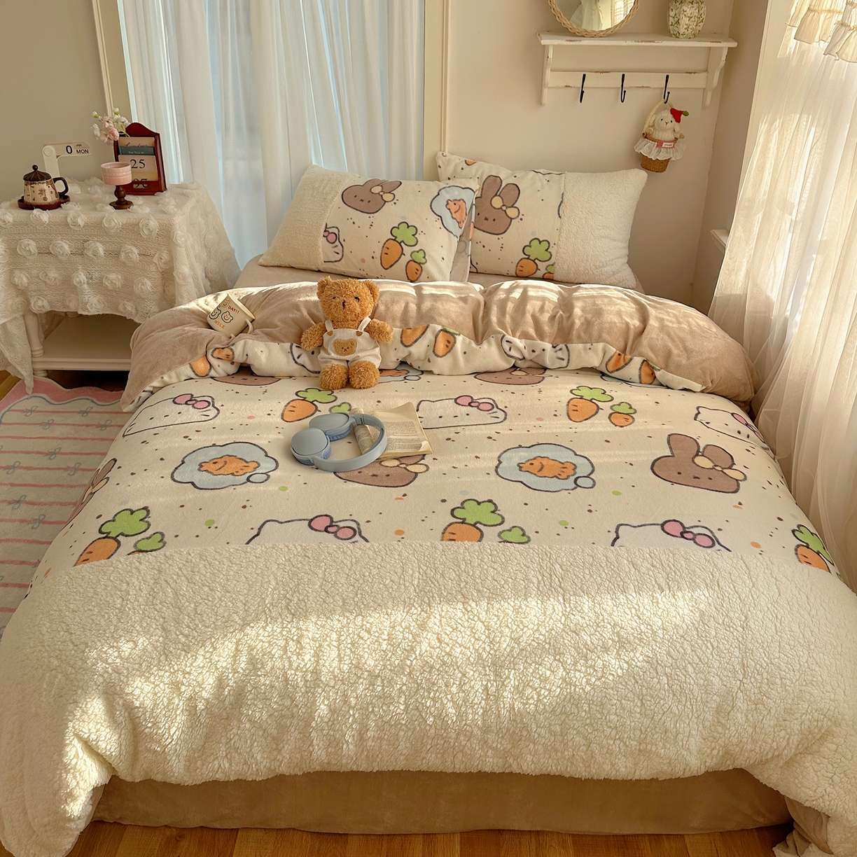 91家纺网 家纺一手货源 找家纺 顾里家纺 2025新款ins韩风甜感羊羔拼接牛奶绒少女系四件套 小猫小兔