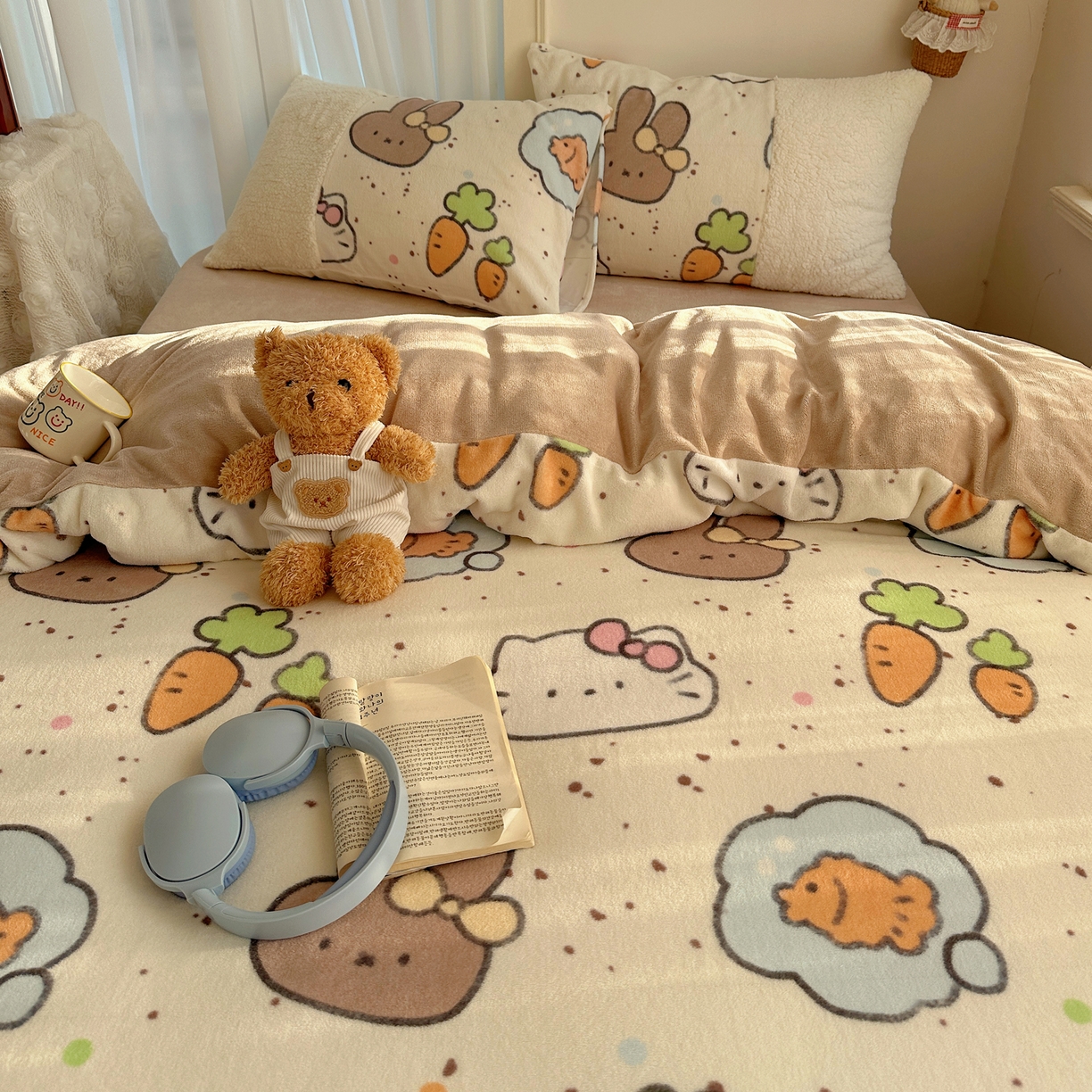 91家纺网 家纺一手货源 找家纺 顾里家纺 2025新款ins韩风甜感羊羔拼接牛奶绒少女系四件套 小猫小兔