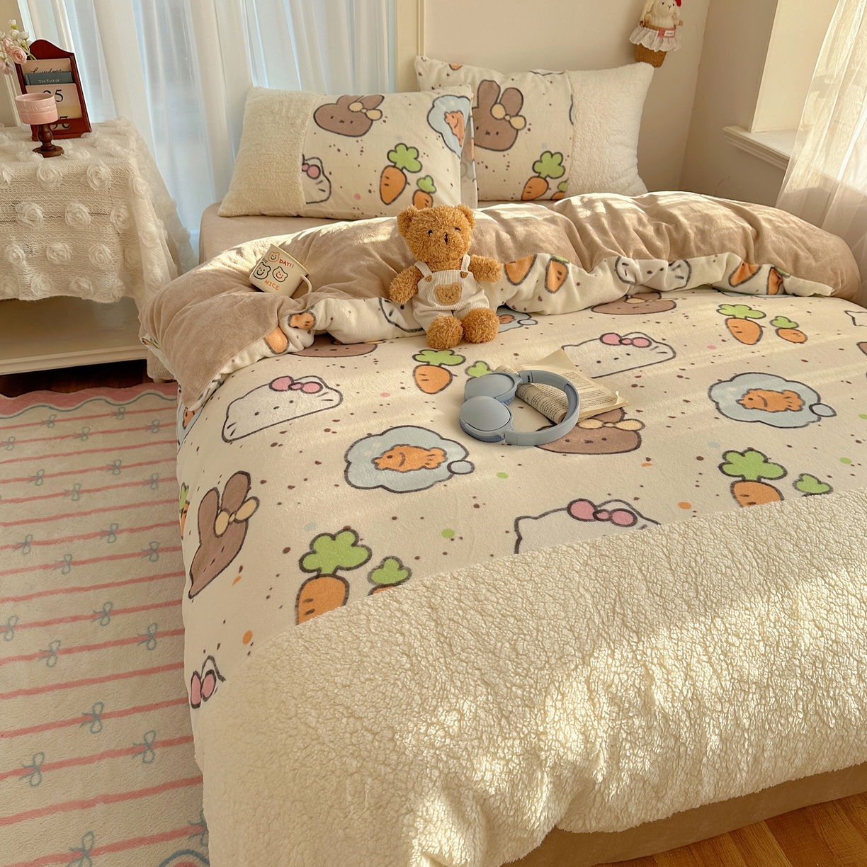 91家纺网 家纺一手货源 找家纺 顾里家纺 2025新款ins韩风甜感羊羔拼接牛奶绒少女系四件套 小猫小兔