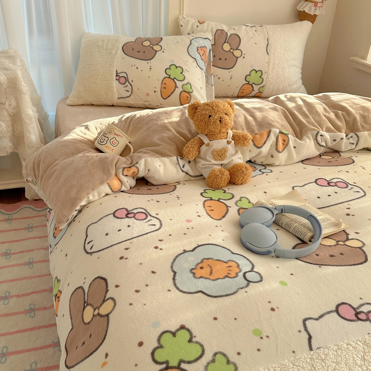 91家纺网 家纺一手货源 找家纺 顾里家纺 2025新款ins韩风甜感羊羔拼接牛奶绒少女系四件套 小猫小兔