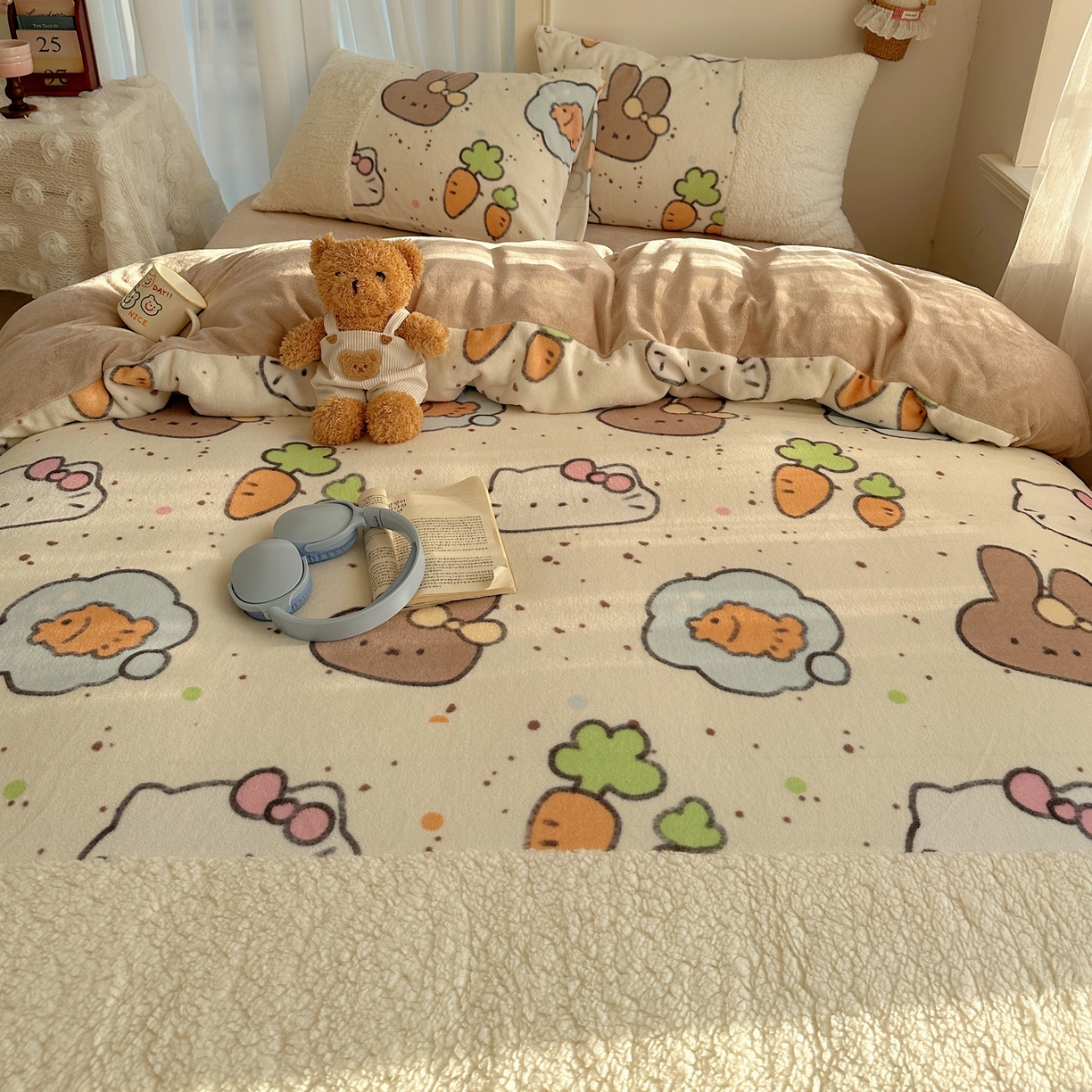 91家纺网 家纺一手货源 找家纺 顾里家纺 2025新款ins韩风甜感羊羔拼接牛奶绒少女系四件套 小猫小兔