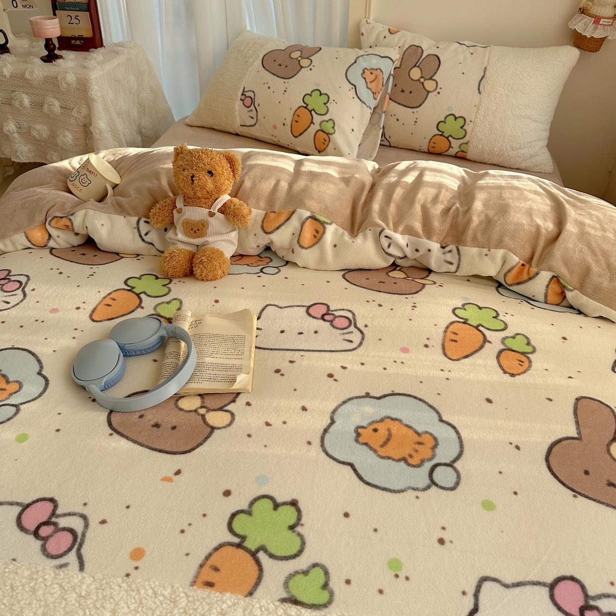 91家纺网 家纺一手货源 找家纺 顾里家纺 2025新款ins韩风甜感羊羔拼接牛奶绒少女系四件套 小猫小兔