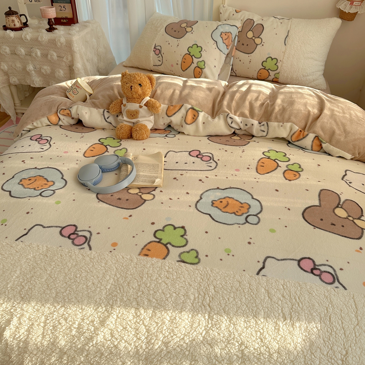 91家纺网 家纺一手货源 找家纺 顾里家纺 2025新款ins韩风甜感羊羔拼接牛奶绒少女系四件套 小猫小兔