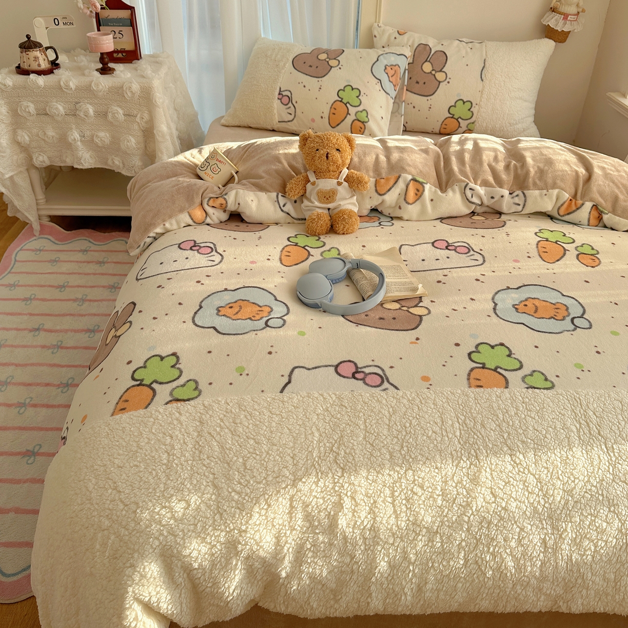 91家纺网 家纺一手货源 找家纺 顾里家纺 2025新款ins韩风甜感羊羔拼接牛奶绒少女系四件套 小猫小兔