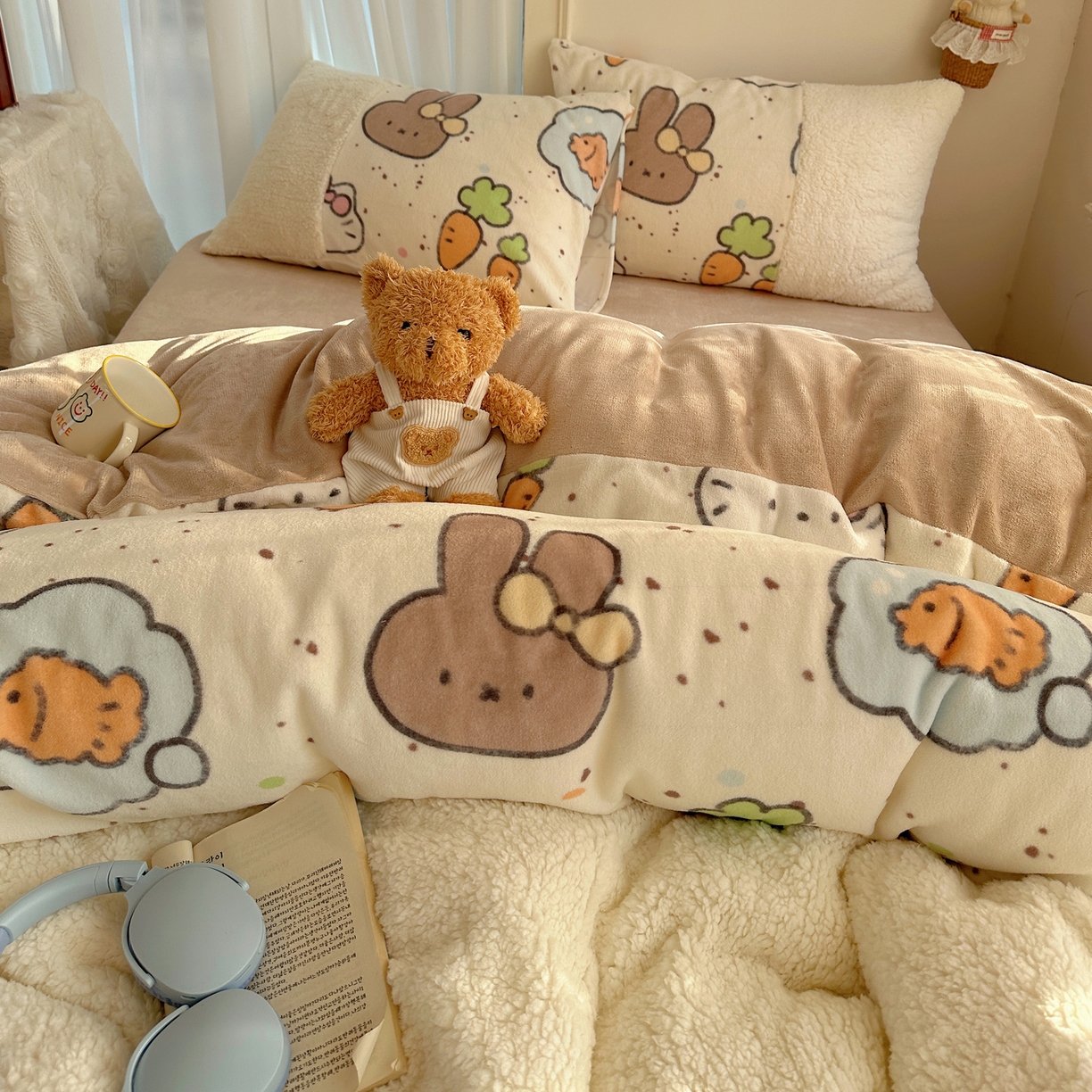 91家纺网 家纺一手货源 找家纺 顾里家纺 2025新款ins韩风甜感羊羔拼接牛奶绒少女系四件套 小猫小兔