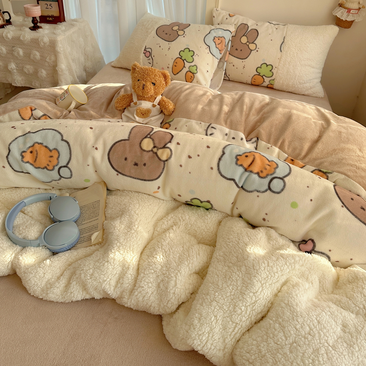 91家纺网 家纺一手货源 找家纺 顾里家纺 2025新款ins韩风甜感羊羔拼接牛奶绒少女系四件套 小猫小兔