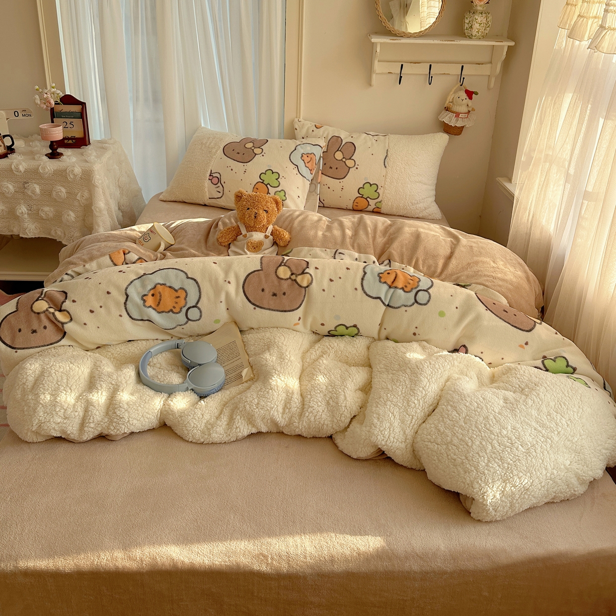 91家纺网 家纺一手货源 找家纺 顾里家纺 2025新款ins韩风甜感羊羔拼接牛奶绒少女系四件套 小猫小兔