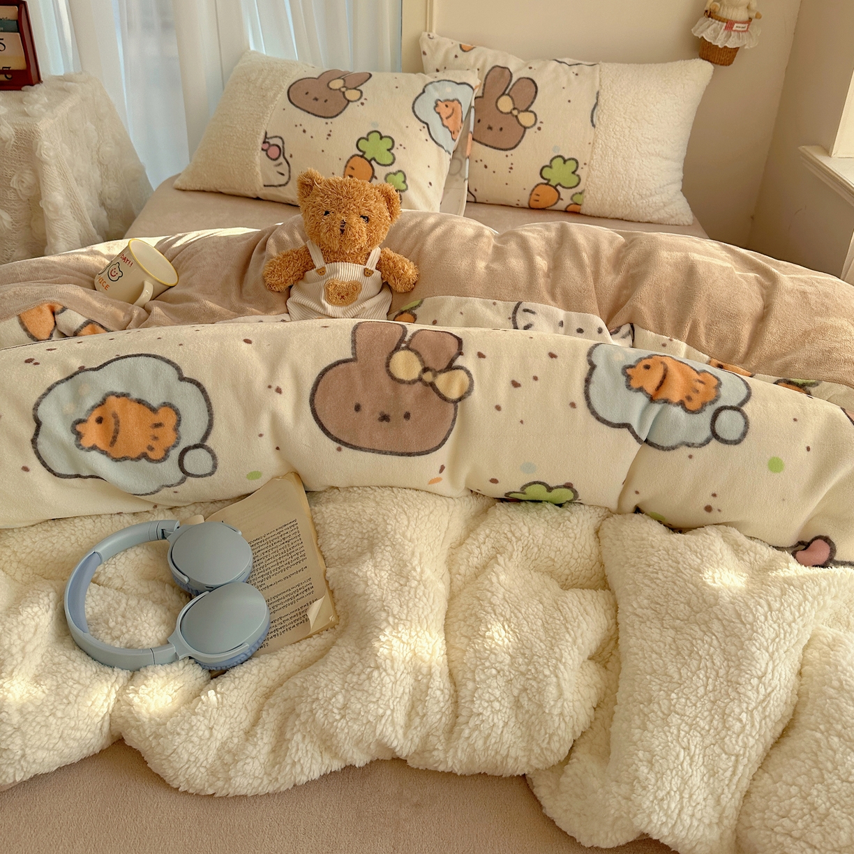 91家纺网 家纺一手货源 找家纺 顾里家纺 2025新款ins韩风甜感羊羔拼接牛奶绒少女系四件套 小猫小兔