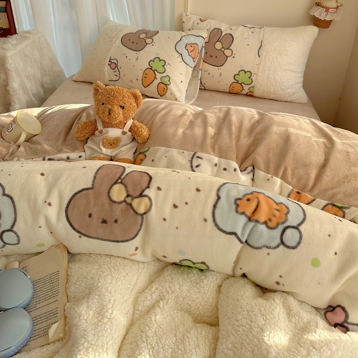 91家纺网 家纺一手货源 找家纺 顾里家纺 2025新款ins韩风甜感羊羔拼接牛奶绒少女系四件套 小猫小兔