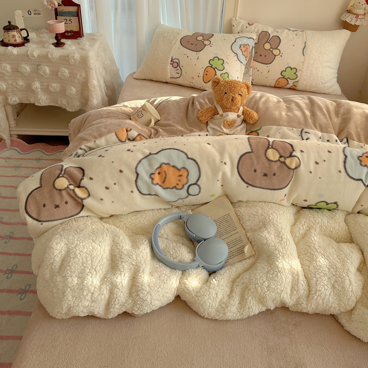 91家纺网 家纺一手货源 找家纺 顾里家纺 2025新款ins韩风甜感羊羔拼接牛奶绒少女系四件套 小猫小兔