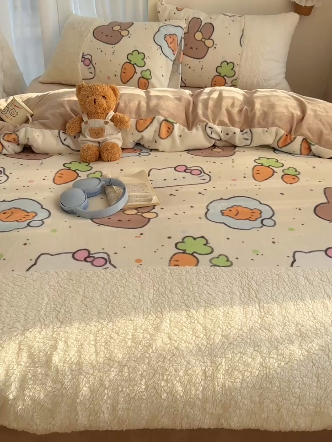 91家纺网 家纺一手货源 找家纺 顾里家纺 2025新款ins韩风甜感羊羔拼接牛奶绒少女系四件套 小猫小兔