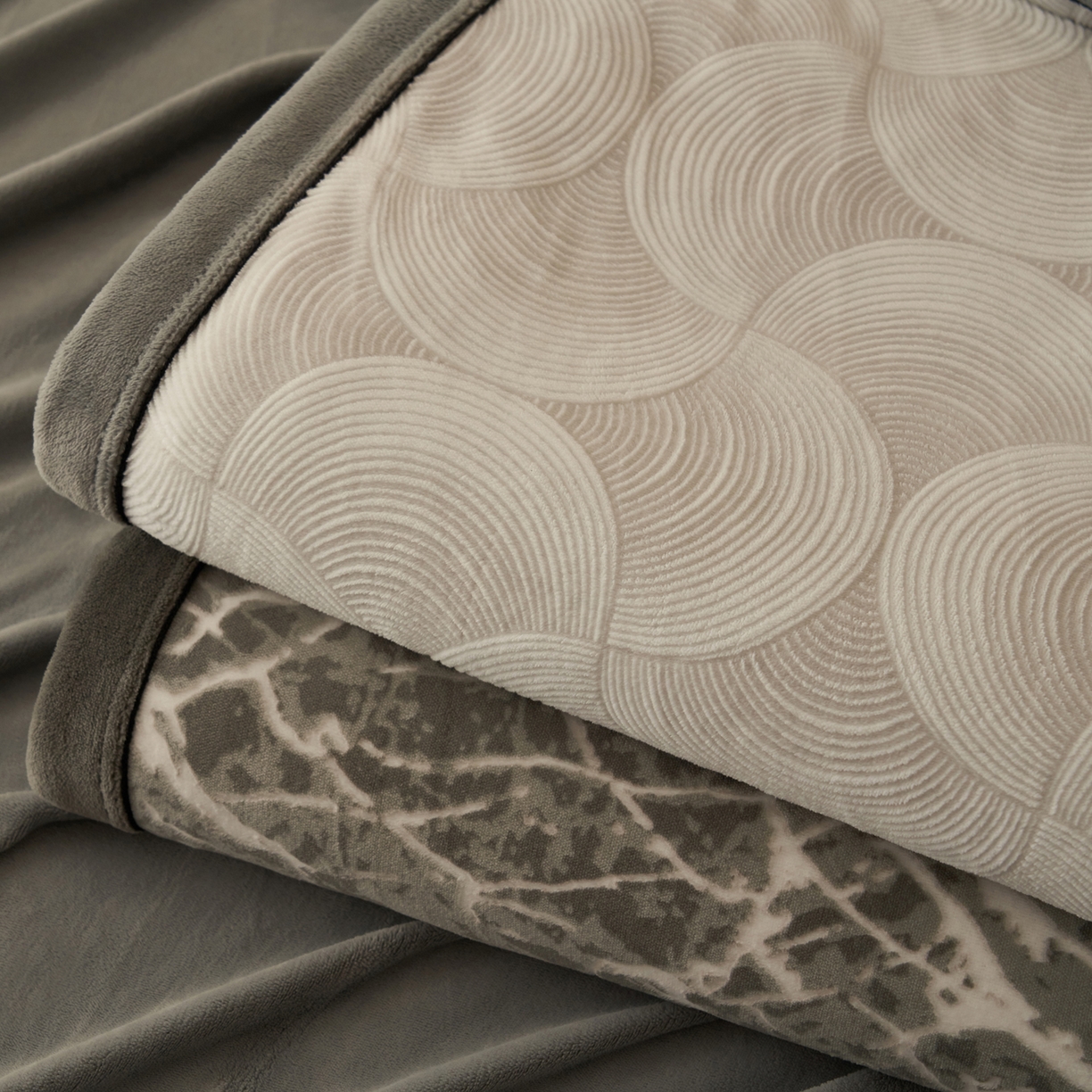 91家纺网 家纺一手货源 找家纺 （总）寐绸家纺 2025新款230g牛奶绒染色雕花功能毛毯