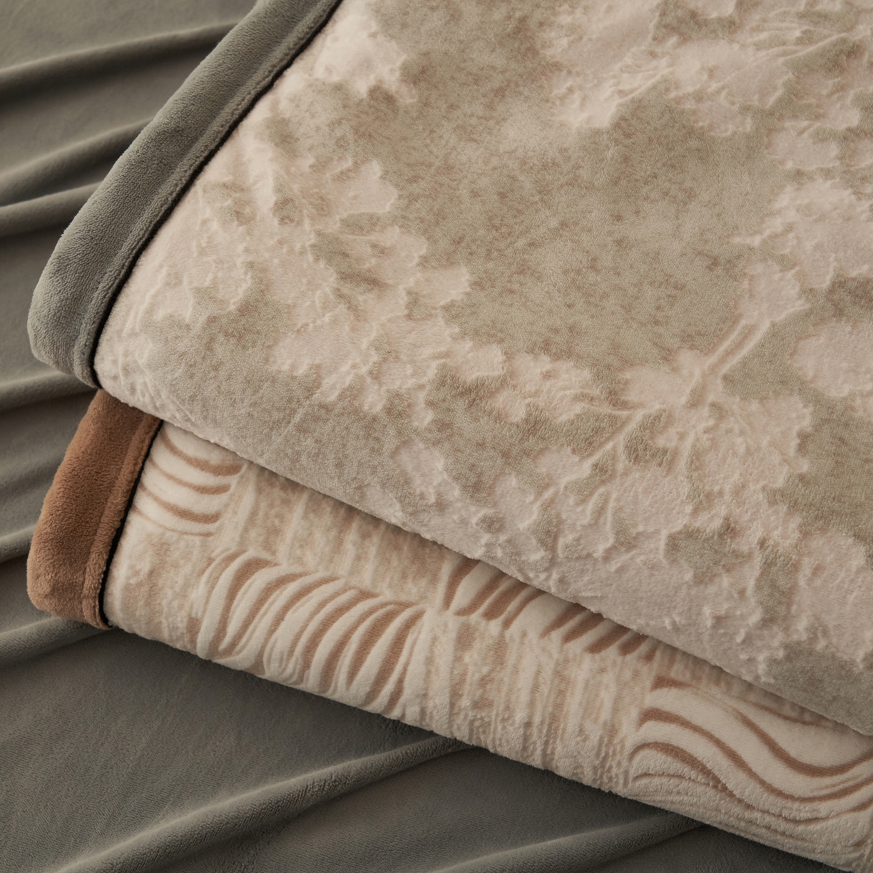 91家纺网 家纺一手货源 找家纺 （总）寐绸家纺 2025新款230g牛奶绒染色雕花功能毛毯